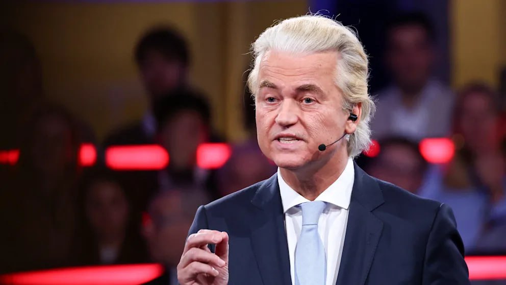 В Нидерландах день голосования на парламентских выборах лидируют правые Сегодня 13 миллионов граждан Нидерландов могут проголосовать на выборах в парламент Последние опросы показывают почти равные позиции трёх партий среди которых правая партия Герта Вилдерса Партия свободы PVV По сравнению с предыдущими опросами её поддержка несколько снизилась но она все ещё впереди с небольшим отрывом Партии Вилдерса прогнозируют 26 мест в парламенте Шансы Вилдерса стать премьер министром тем не менее крайне малы другие крупные партии исключают коалицию с ним Из за этого решающая интрига выборов кто займёт второе место лидер именно этой партии скорее всего будет формировать правительство Сейчас на втором месте левое объединение зелёных и социал демократов GroenLinks PvdA во главе с бывшим еврокомиссаром по вопросам климата Франсом Тиммермансом она вероятно получит 23 мандата Вплотную за ним следует Роб Йеттен и либеральная партия D66 которая резко усилила позиции и может получить примерно 22 места в парламенте В числе фаворитов также Хенри Бонтенбал из Христианско демократической партии CDA Всего в выборах участвуют 27 партий включая 15 уже представленных в парламенте Они борются за 150 мест во Второй палате Tweede Kamer В Нидерландах нет избирательного порога поэтому в парламент проходят даже партии получающие менее 3 голосов В этот раз туда могут попасть до десяти мелких партий Главными темами кампании вновь стали вопросы миграции Вилдерс требует полного прекращения приёма беженцев ни одного нового ходатайства и абсолютное закрытие границ Кроме того он предлагает привлечь для охраны границ армию BILD Russian