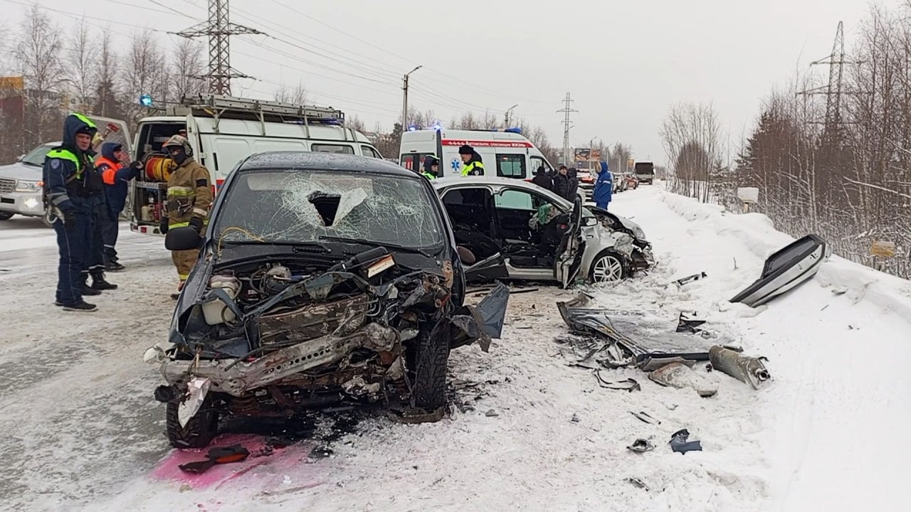 В Ноябрьске на ул. Магистральной произошло серьезное ДТП. По предварительной информации, пострадало четыре человека. Одну женщину эвакуировали в ЦГБ состоянии комы.   На месте работают все экстренные службы. Подробности происшествия уточняются.    Новости Ямала   Поддержать нас бустом