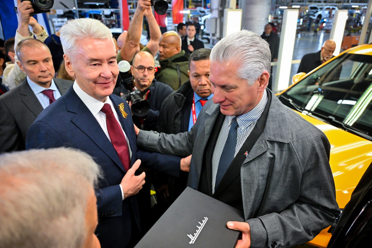 Сегодня с Президентом Республики Куба Мигелем Диас-Канелем посетили автозавод "Москвич" В прошлом году мы с кубинскими коллегами подписали меморандум о намерениях — по организации в Гаване совместного предприятия — таксопарка на базе наших автомобилей Москвич. И теперь воплощаем эти планы в жизнь: таксопарк откроется уже через несколько месяцев. По ожидаемому объёму перевозок пассажиров наше совместное предприятие будет крупнейшей компанией такси на Кубе. На первом этапе проекта планируется отправить 50 машин: 25 автомобилей Москвич 3 и 25 электромобилей Москвич 3е. Для обеспечения бесперебойной работы отправим также автономные солнечные электростанции с зарядными станциями и накопителями электроэнергии. Кубинские специалисты пройдут подготовку в учебном центре автозавода "Москвич" и затем смогут дистанционно получать техническую поддержку производителя. Кроме того, в знак уважения вручил Президенту Республики Куба подарочный сертификат на десять автомобилей Москвич 6.