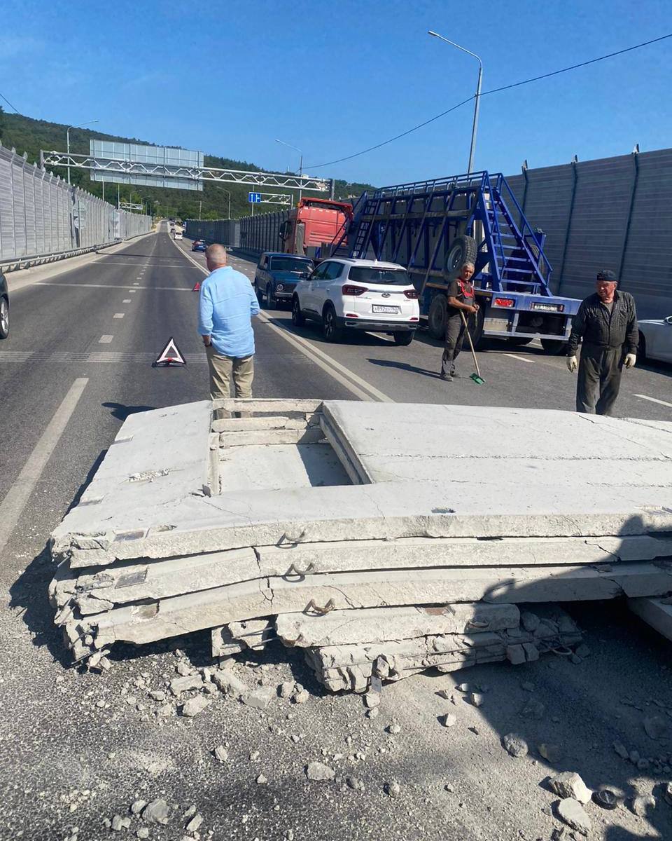 В Севастополе бетонные блоки, упавшие с грузовика, стали причиной аварии Как сообщили в полиции Севастополя, на Ялтинском кольце Севастополя 62-летний водитель грузовика Sitrac не убедился в том, что груз надёжно закреплён. В результате он нарушил правила перевозки и бетонные блоки упали на легковушку Kia, которая двигалась по встречной полосе. 25-летняя девушка за рулём легкового автомобиля продолжила движение и врезалась в металлическое барьерное ограждение вдоль трассы Ялта-Севастополь. «Все водители трезвы. В результате ДТП пострадавших нет. В отношении водителя грузового автомобиля составлены административные материалы», — говорится в сообщении.