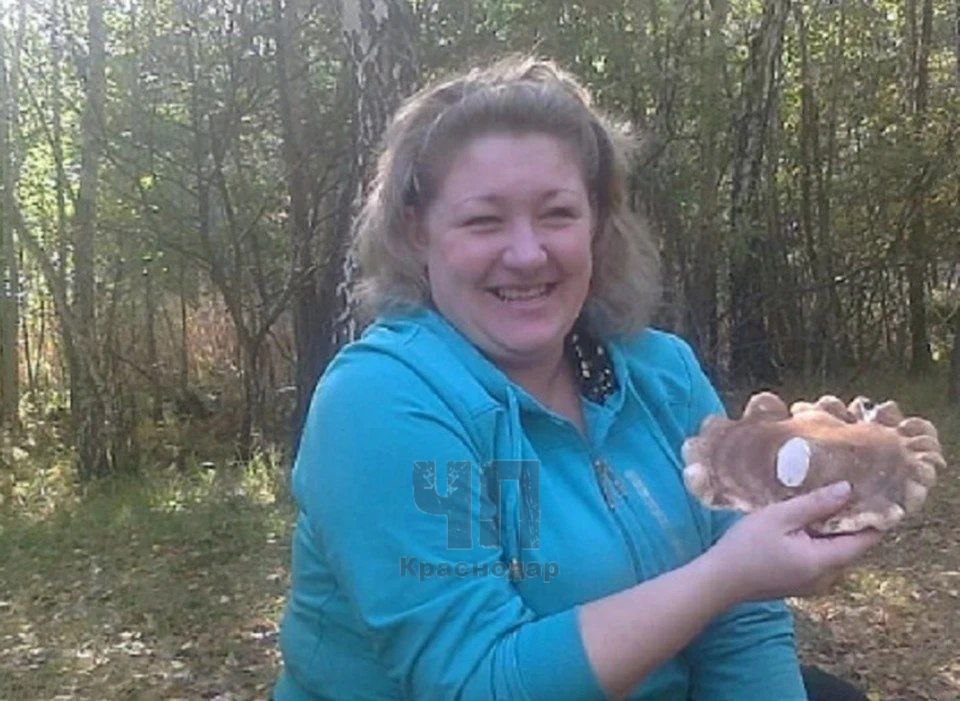 В Краснодаре будут судить кладовщицу за жестокое убийство двух коллег и покушение на убийство директора хлебозавода! Елена Белашова, Жанна и Татьяна дружили и работали вместе на хлебозаводе. Из-за возникшего конфликта, Елена решилась на страшное преступление. 3 июля 2024 года, вооружившись скотчем, игрушечным пистолетом с глушителем и наручниками, Елена заманила Жанну и Татьяну в квартиру. Там она напоила их смертельной дозой нейролептика. Не остановившись на этом, Елена с телефона одной из погибших отправила сообщение директору, заманив ее в ловушку. В квартире, где уже лежали тела двух жертв, Елена напала на директора, связала и пыталась задушить. К счастью, сын директора, почувствовав неладное, вызвал полицию. Расследование длилось более года. Елену Белашову признали вменяемой. Суд рассмотрит дело о двойном убийстве и покушении на убийство. Мотивом преступления следствие считает личную неприязнь.