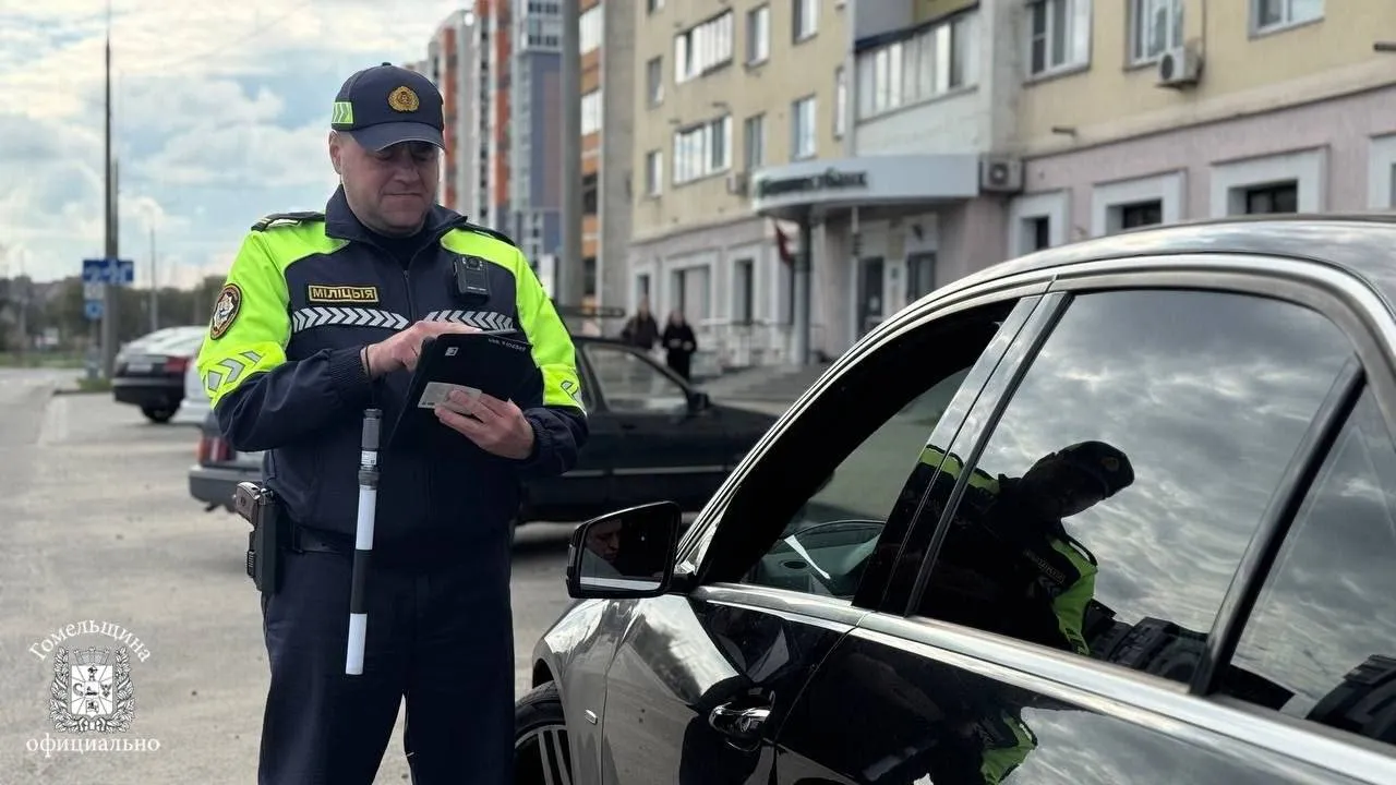 В большие выходные ГАИ Гомельщины усилила контроль на дорогах и принимает дополнительные меры по обеспечению дорожной безопасности вблизи мест захоронений Во избежание заторов вызванных массовым посещением кладбищ на личных авто правоохранители призывают побывать на местах захоронений заранее в любой из дней или воспользоваться общественным транспортом Кроме того инспекторы проведут профилактические мероприятия направленные на выявление нетрезвых участников дорожного движения и отстранение от управления бесправников Водителям настоятельно рекомендуется выбирать безопасную скорость отказаться от опасных маневров и обгонов не отвлекаться во время движения Пешеходам и велосипедистам следует проявлять повышенную осторожность при движении вдоль проезжей части и при ее пересечении в темноте обозначать себя световозвращающими элементами