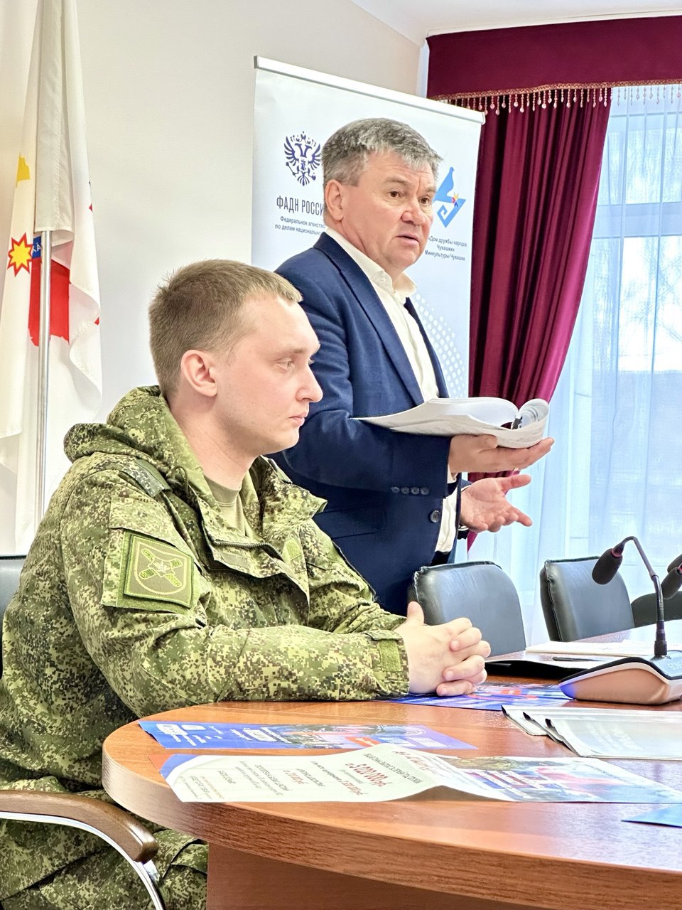 Адаптация иностранных граждан в Чувашии способствует взаимопониманию и культурному обмену Слушателями нового занятия адаптационного курса ФАДН России для иностранных граждан стали выходцы из Центрально Азиатского региона работающие на предприятии ООО Концерн тракторные заводы И о директора Дома дружбы народов Чувашии Юрий Токмаков рассказал об оформлении миграционной карты постановке на миграционный учет получении патента на работу правилах поведения в общественных местах ответственности за несоблюдение законов России за содействие террористической деятельности реестре контролируемых лиц Особое внимание им уделено вопросам семьи иностранные родители несут полную ответственность за правовой статус своих детей в РФ и за основные обязанности по отношению к несовершеннолетним детям В Чувашии адаптационный курс ФАДН России носит комплексный характер и важен как для иностранных граждан так и для принимающего сообщества Подробно