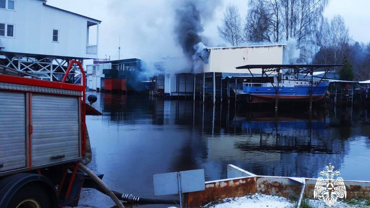 14 ноября в Конаковском округе Тверской области, в поселке Новозавидовский, на реке Шоша загорелся эллинг  гараж для хранения и ремонта лодок .  Огонь повредил внутреннюю отделку эллинга по всей площади. Обошлось без пострадавших. Причина пожара и ущерб устанавливаются.   Тверь.Происшествия Подписаться    :