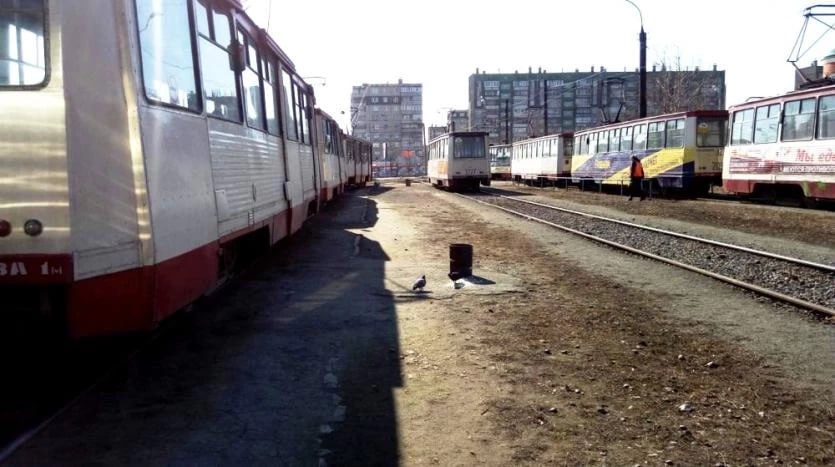 СК проводит проверку по факту обнаружения тела на путях в Челябинске На территории трамвайного кольца в районе проспекта Ленина и улицы Танкистов было обнаружено тело неустановленного мужчины В связи с инцидентом движение трамваев было временно ограничено Информация об этом утром появлялась в ЧелябГЭТ Сейчас по данному факту организована доследственная проверка ПОДРОБНЕЕ URALPRESS RU
