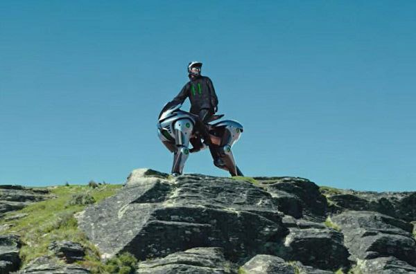 Говорящий робот конь появится в продаже в Японии в 2035 году Такахиро Уэно руководитель проекта команды разработки Safe Adventure Главного управления проектов находящихся в прямом подчинении президента компании Kawasaki Heavy Industries заявил что говорящий робот конь Corleo появится в продаже в Японии в 2035 году Отмечается что он сможет выдержать человека весом до 100 кг Прежде всего мы хотели создать робота который станет единым целым с человеком робота которого человек мог бы оседлать и использовать весь его функционал Плюс к тому он должен обеспечить безопасность Концепция заключается в том чтобы это был послушный человеку робот который бы двигался так как это нужно человеку сказал Уэно в разговоре с РИА Новости Уточняется что разработка будет совмещенным вариантом функций мотоцикла и лошади Цена робоконя по словам Уэно будет на уровне нескольких десятков долларов Вес Corleo составит около 200 килограммов а вместе со всадником около 300 По материалам РИА Новости