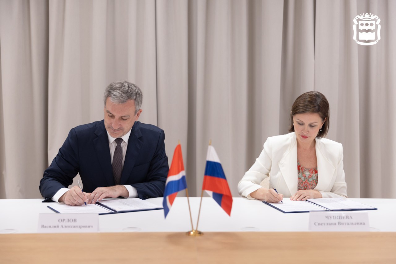 АСИ и Амурская область подписали план из более чем 40 мероприятий для поддержки семьи, рождаемости и многодетности Мероприятия касаются соцэконом благополучия семьи и среды для жизни, здоровья семьи, охраны материнства и детства, укрепления традиционных ценностей в обществе. Амурская область стала очередным регионом, с которым мы подписали соглашение о сотрудничестве и дорожную карту к нему. АСИ оказывает важную методологическую поддержку в донастройке демографической семейно ориентированной политике, - прокомментировала Светлана Чупшева. В регионе стартует инфокампания «Счастье можно родить» с интерактивным счетчиком новорожденных с поздравлениями. Меры нацелены, в первую очередь, на повышение качества жизни многодетных и молодых семей, работников с семейными обязанностями, беременных женщин и женщин в послеродовом периоде. В Амурской области при поддержке АСИ разработают и утвердят корпоративный демографический стандарт. В плане предусмотрены меры для того, чтобы привлечь молодых семейных специалистов, которые получили образование в Амурской области, остаться в регионе.