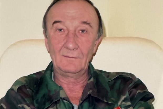 В Волгограде на 74 м году ушел из жизни известный журналист Сергей Трофимов Известный журналист работавший собственным корреспондентом ТАСС и стоявший у истоков создания в Волгограде информационного агентства Высота 102 скончался после тяжелой продолжительной болезни Сергею Петровичу Трофимову было 73 года его не стало вечером 5 ноября 2025 года Журналистская карьера Сергея Трофимова началась с работы еще в республиканских изданиях СССР Впоследствии он четверть века трудился в главном информационном агентстве страны ТАСС был собственным корреспондентом в Волгоградской области В 90 е годы Сергей Трофимов нередко ездил в командировки в горячие точки республики Северного Кавказа и Таджикистан откуда делал репортажи о происходящих там событиях При исполнении профессионального долга проявлял мужество и бесстрашие был награжден медалью За отвагу медалью ордена За заслуги перед Отечеством II степени также его достижения отмечены советской республикой Таджикистан и Республикой Бурятия В 2006 году в Волгограде Сергей Трофимов стал одним из учредителей информационного агентства Высота 102 которое возглавлял на протяжении почти 13 лет В сентябре 2019 го он покинул должность главного редактора по собственному желанию как объяснил сам журналист состояние здоровья больше не позволяло ему в полной мере выполнять свои обязанности В последнее время Сергей Трофимов тяжело болел Его не стало поздно вечером в среду 5 ноября ИД Волгоградская правда выражает глубокие соболезнования родным и близким Сергея Петровича Трофимова О дате и времени прощания будет сообщено дополнительно Фото архив семьи Сергея Трофимова