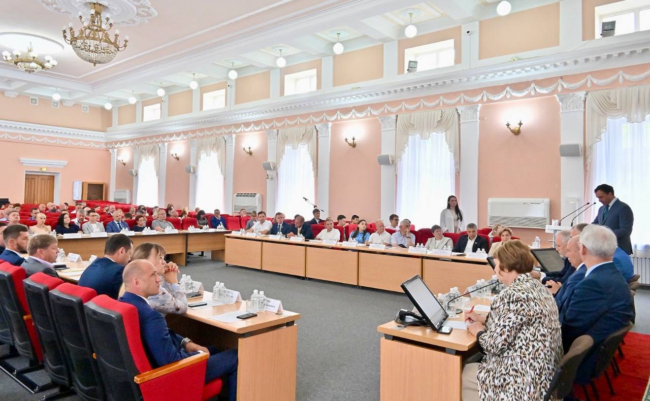 Представители прокуратуры Центрального района г. Хабаровска приняли участие в депутатском часе на тему «Итоги первого полугодия по исполнению бюджета 2025 года. Риски финансово-экономической устойчивости»  В мероприятии участвовали Мэр г. Хабаровска, депутаты Государственной Думы Российской Федерации, Законодательной Думы Хабаровского края и Хабаровской городской Думы, сенатор Российской Федерации, представители органов государственной власти и экспертного сообщества.  В ходе совещания обсуждены проблемные вопросы исполнения муниципального бюджета, риски финансово-экономической устойчивости, а также перспективы улучшения финансового состояния краевого центра.  Реализация мероприятий, направленных на повышение экономической стабильности города, находится на контроле надзорного ведомства.