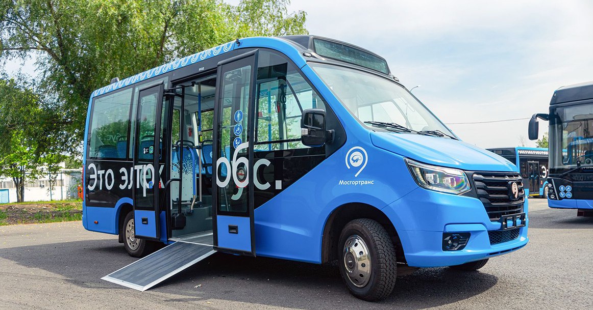 На улицы Москвы вышел мини-электробус «Газель e-City»  В Москве началась тестовая эксплуатация нового мини-электробуса — компактной модели, разработанной специально для узких улиц и маршрутов с низким пассажиропотоком. По сути это обычные городские маршрутки, только электрические.  «Начинаем тестирование мини-электробуса, который подходит для работы на узкой проезжей части. Инновационная машина российского производства вмещает 14 пассажиров. После тестирования в разных погодных условиях рассмотрим возможность закупки такой модели для замены автобусов малого класса», — рассказал заммэра Максим Ликсутов.  «Газель e-City» отличается компактными размерами и повышенной маневренностью. В салоне 10 сидячих мест  четверо пассажиров могут ехать стоя , климат-контроль, широкие двери с кнопками для сохранения температуры, а также откидная аппарель и кнопка вызова водителя для маломобильных пассажиров.