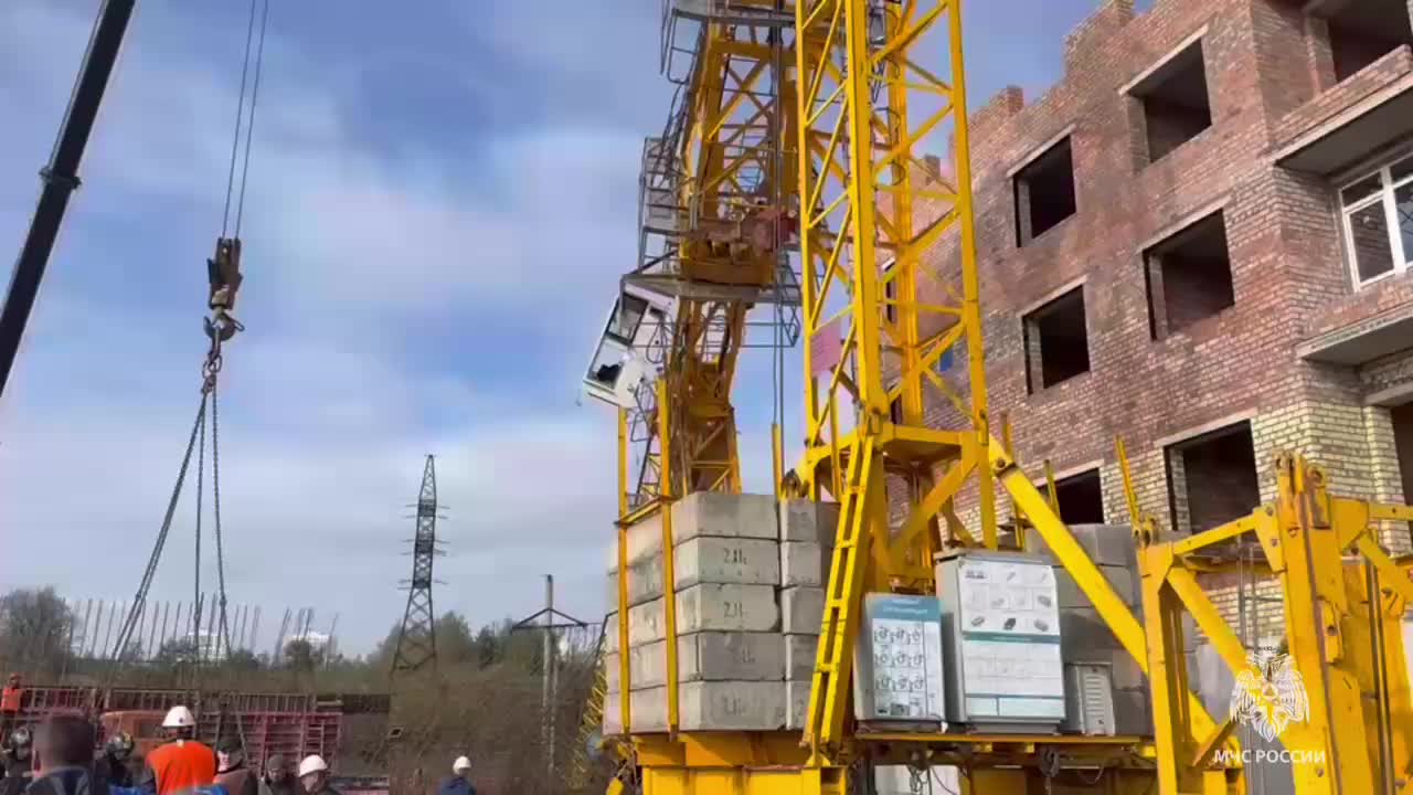 Обрушение башенного крана в Уфе: пострадали пять человек, прокуратура начала проверку