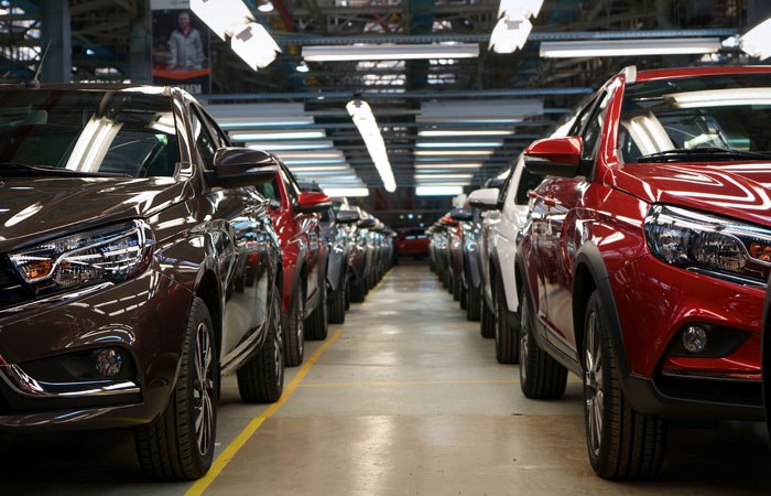 Россия будет повышать производительность труда в автомобильной промышленности и снижать себестоимость отечественных машин - согласно поручению премьер-министра РФ Михаила Мишустина, такой подход будет учтен в актуализируемом проекте Стратегии развития автомобильной промышленности. Мишустин также поручил сформировать прогноз структуры автомобильного парка. В нем нужно учесть развитие рынка транспорта на альтернативных видах топлива, беспилотного и подключенного транспорта. В процессе этой работы должны быть приняты во внимание перспективные планы по развитию инфраструктуры общественного транспорта, возрастающие требования к охране окружающей среды, меняющиеся потребительские предпочтения. Также требуется учесть сегментацию транспортных средств по видам топлива в зависимости от назначения транспорта и видам перевозок с учетом их дальности.