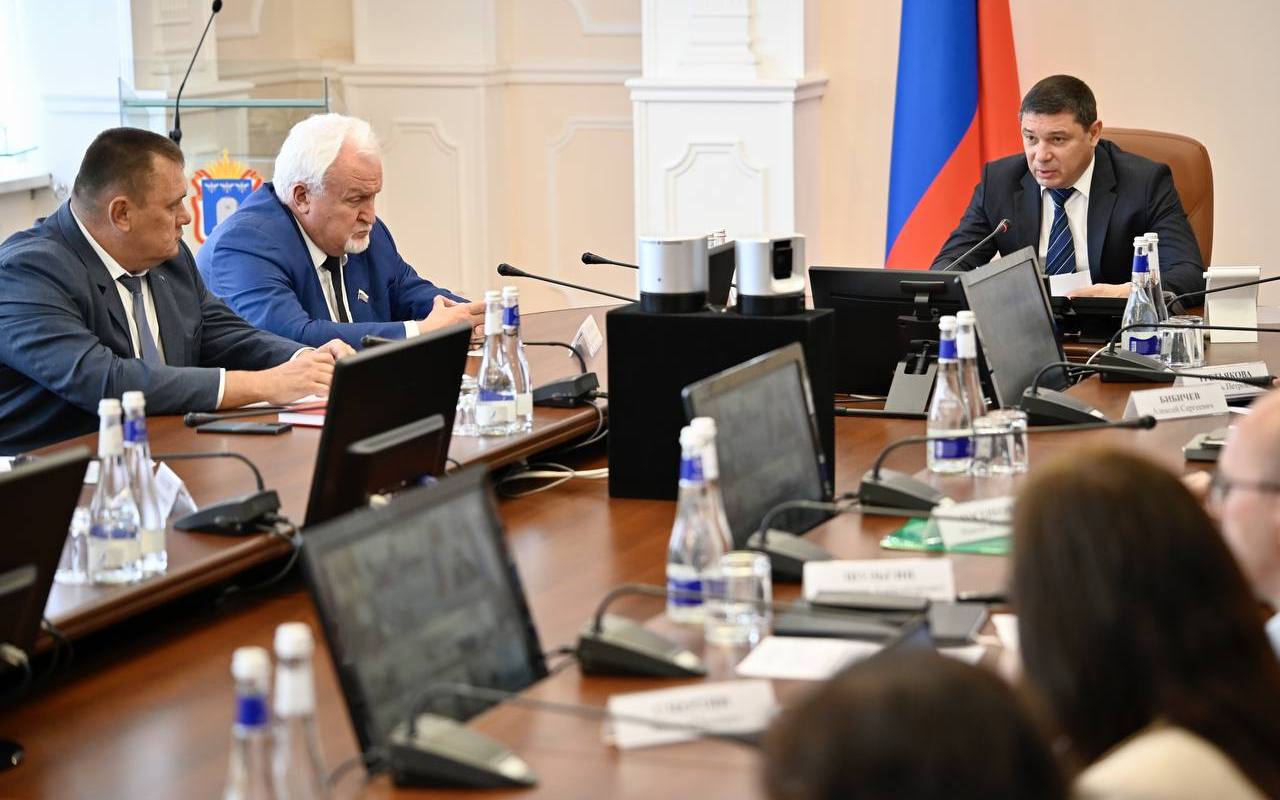 Власти Тамбовской области взяли под контроль ситуацию в Моршанске  Правительство Тамбовской области берет ситуацию с управлением в Моршанске под прямой контроль. Об этом заявил глава региона Александр Первышов, подчеркнув, что не только прежний глава города не справился с должностными обязанностями, но и часть действующей команды муниципалитета фактически самоустранилась.  Для стабилизации положения губернатор поручил своим заместителям закрепить кураторство за основными сферами городской жизни — от жилищно-коммунального хозяйства и ТЭК до строительства, дорог, транспорта, культуры и образования. Каждый блок будет курироваться профильным заместителем министра областного правительства.  «Вместе наведем в городе порядок», — подчеркнул Первышов, добавив, что пост главы Моршанска вскоре займет человек, ориентированный на реальные интересы и нужды горожан. Кандидатуру нового руководителя города губернатор пообещал представить в ближайшее время.