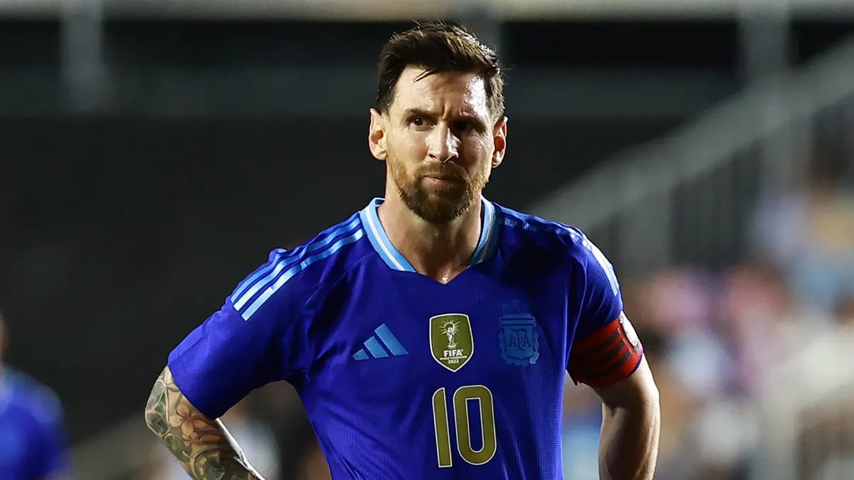 Сборная Аргентины может быть отстранена от участия в чемпионате мира 2026 из за расследования правоохранительными органами дела президента Аргентинской ассоциации футбола АФА Клаудио Тапиа о незаконном обогащении Об этом сообщает La Nacion Как отмечает издание ФИФА не любит вмешательства правительства в дела национальных футбольных федераций и поэтому может не допустить Аргентину к участию в ближайшем мундиале