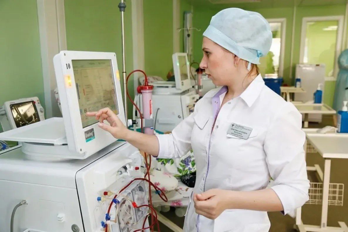 Рост заболеваемости раком регистрируют в Хабаровском крае Министерство здравоохранения Хабаровского края напоминает жителям региона о необходимости своевременной диагностики онкологических заболеваний. Число случаев, когда у пациента выявляются злокачественные новообразования в регионе растёт — если в 2012 году было зарегистрировано 5178 случаев, то в 2024 их количество выросло до 6491. По информации пресс-службы ведомства, снизить летальность призвана программа по борьбе с раковыми заболеваниями, которая включена в национальный проект «Продолжительная и активная жизнь». В Хабаровском крае по нему были созданы центры амбулаторной онкологической помощи. — В настоящее время в регионе работает трёхуровневая система оказания профильной медицинской помощи. Так, помимо Краевого клинического центра онкологии, функционируют пять Центров амбулаторной онкологической помощи. Это новое направление. Раньше сделать диагностику можно было только в крупных стационарных онкодиспансерах, теперь современные технологии позволяют использовать ускоренные методики, — отметили в Минздраве Хабаровского края. В Центрах амбулаторной онкологической помощи проводят диагностику, противоопухолевую терапию в условиях дневного стационара, диспансерное наблюдение и оказывают паллиативную помощь. Пациентам доступны исследования УЗИ, маммографа, рентгенодиагностического комплекса, СКТ, а также биопсии и дерматоскопии. Такие центры в настоящее время открыты на базе Районной больницы района имени Лазо, Верхнебуреинской центральной районной больницы, Городской поликлиники № 11 и Городской больницы № 7 в Комсомольске-на-Амуре. Все они сейчас подключены к центральному архиву медицинских изображений, что гарантирует точную постановку диагноза. — Попасть на консультацию пациенты могут бесплатно по направлению. Их выдают врачи терапевты, участковые врачи и средние медработники при подозрении на рак. Если такого центра по месту жительства нет, направление выдается в первичные онкологические кабинеты, которые функционируют в районах края, — рассказали в ведомстве. KOMSAGRAM Подписаться Прислать Новость