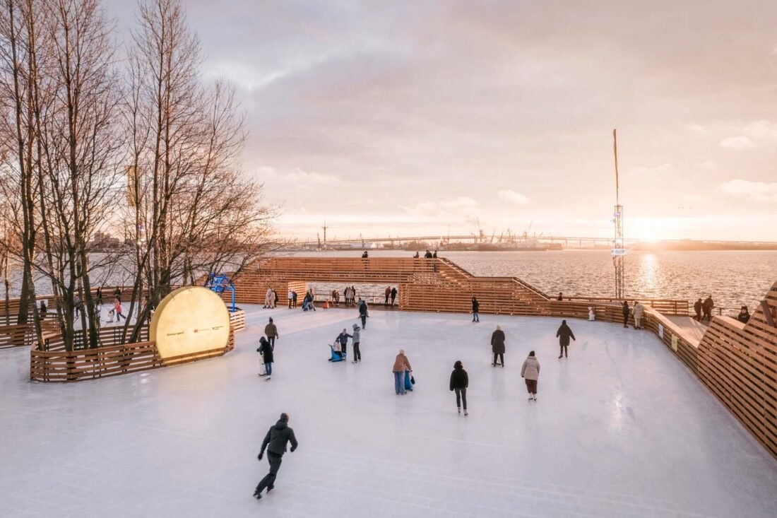 Куда сходить на спектакль в крипте Бритни и полюбоваться на грязи Здравствуйте это Наташа редакторка рассылок Бумаги Мы часто говорим что эти рекомендации составляем буквально как для себя Так что вот моя любимая выставка три странных спектакля и иранская книжка Посмотреть на русские грязи В Михайловском замке довольно тихо проходит выставка Фёдора Васильева почти незамеченная на фоне блокбастеров из корпуса Бенуа Хотя Васильева обязательно нужно смотреть вживую никакая репродукция не передает того как блестяще он писал весенние грязи и неброские пейзажи Васильев вообще мне кажется имел все шансы стать признанным и великим если бы не умер в 23 года от туберкулеза так что выставку искренне советую Тем более людей в Михайловском куда меньше чем на Нашем авангарде или Куинджи Заранее сходить на елку Я прочитала так много отзывов о спектакле Елка у Ивановых по Введенскому абсурд девочке отрубают голову люди уходят десятками что решила составить собственное мнение До Нового года в театре Dollhaus Елку сыграют три раза ближайший уже сегодня Проходить всё будет в крипте церкви Бенуа что уменьшает количество доступных билетов места там немного но и добавляет атмосферы Узнать другую сторону книжного мира Все свободны в воскресенье устраивают особенный букхоппинг посвященный теневой стороне книготорговли Кроме традиционной прогулки по независимым книжным в Квартале писателей обещают последние книжные сплетни пояснение чем литературная мистификация отличается от вранья и пару дегустаций Билеты еще есть Поговорить про Бритни На театральной площадке Узел в субботу покажут спектакль Это Бритни бич Зрителям предлагают не просто наблюдать за историей как 17 летняя Бритни Спирс становиться мировой звездой но и обсудить ее путь певицы и абьюзивные отношения Бритни с отцом и продюсером Это называется форум театр формат когда то придумал бразильский режиссер Аугусто Боаль Он считал это позволяет зрителям на практике испытать разные модели поведения в сложных и спорных ситуациях Расчехлить коньки Покататься уже можно в Новой Голландии и Охта Парке 21 ноября открывается Каток у моря в Севкабеле а дальше постепенно подтянутся остальные Каток на Елагином острове откроют 1 декабря у СКК Арены 7 декабря на Конюшенной площади в середине следующего месяца Обсудить иранскую книжку и политику В пятницу вечером уже сегодня в Открытой гостиной пройдет встреча книжного клуба где будут обсуждать одну из самых известных книг о современной истории Ирана Читая Лолиту в Тегеране Это мемуары писательницы Азар Нафиси которая преподавала в Тегеранском университете до и после Исламской революции и видела как девочки которые еще недавно изучали программирование теперь не имеют права выходить из дома без никаба Запланировать танцевальный экзерсис Если уж пошли по нестандартным театральным постановкам вот еще одна 30 ноября на Левашовском хлебозаводе пройдет спектакль балет Бах exersice в постановке великой примы Мариинки Ульяны Лопаткиной и хореографа Анны Богодуховой До спектакля еще дней но билеты разлетаются так что лучше расскажу заранее Идея спектакля посвящена двум наборам упражнений классическим которые танцовщики исполняют изо дня в день и exercise в современной хореографии Эти экзерсисы служат профессиональной библией для всех поколений музыкантов и танцовщиков и авторы спектакля решили поразмышлять как танцевальная рутина может стать творчеством Фото Севкабель Порт Бумага Выходные мы собрали рекомендации чтобы вам оставалось только выбрать Подпишитесь на канал