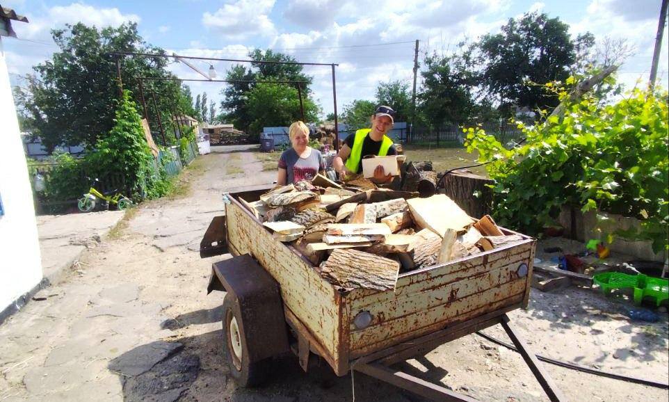 В Петровское ТО доставили дрова нуждающимся жителям В Петровское ТО депутатом Совета депутатов Генического МО Леонидом Гайдаром при поддержке губернатора Херсонской области, секретаря регионального отделения «Единой России» Владимира Сальдо и главы Генического муниципального округа, секретаря Генического местного отделения партии «Единая Россия» Юлии Семякиной, доставлены дрова для поддержки в зимний период нуждающихся жителей села. Начальник Петровского ТО администрации Генического МО Константин Салгалов вместе с сотрудниками МКУ «Горжилстрой» оперативно организовал распилку и доставку дров по адресам. В первую очередь помощь получили самые незащищенные слои населения: ветеран СВО, мать военнослужащего, участвующего в боевых действиях, и люди с инвалидностью. Эта целенаправленная поддержка призвана обеспечить теплом тех, кто больше всего в этом нуждается в холодное время года.