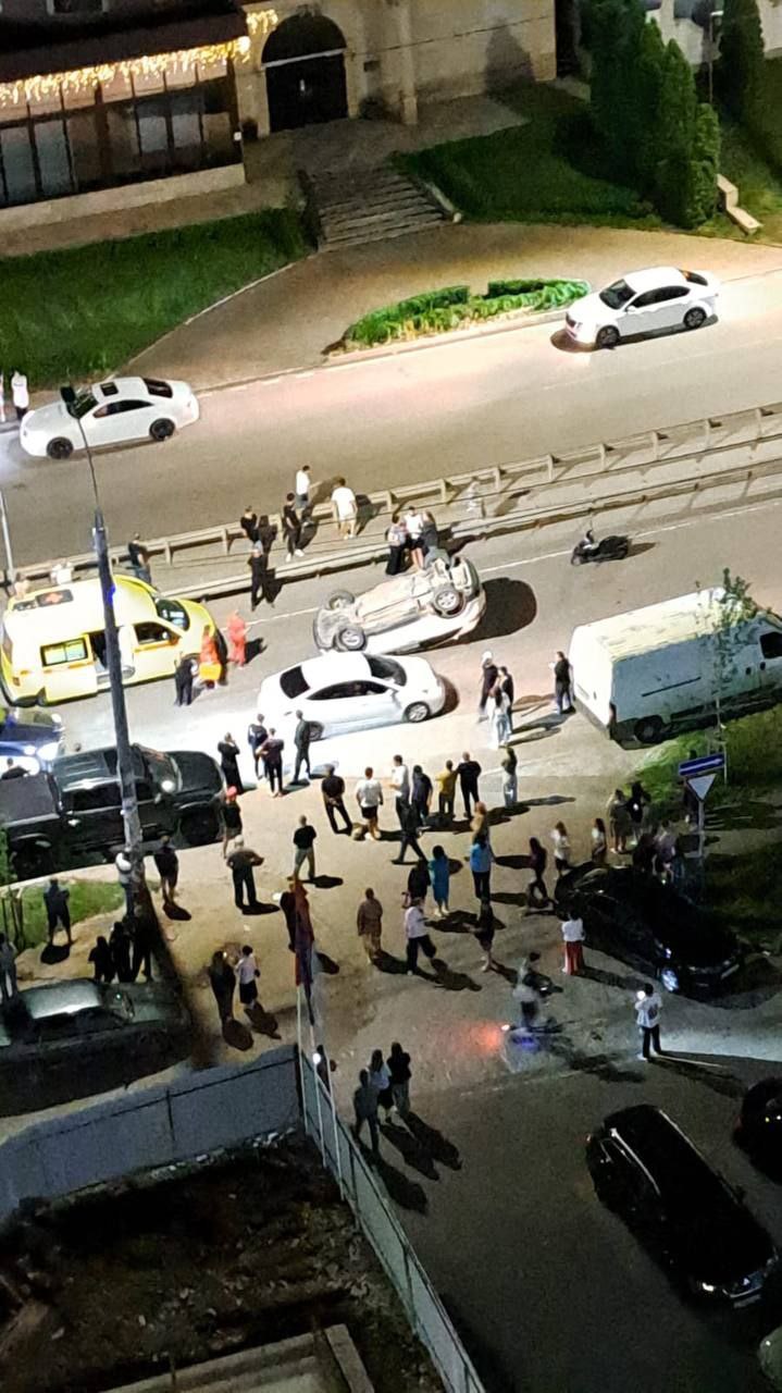 ДТП с перевёртышем произошло на улице Петра Метальникова Водитель «Hyundai» ехал в сторону улицы Российской. Он превысил скорость и не выбрал безопасную дистанцию. В итоге нарушитель наехал на авто «Kia». От столкновения машина виновника ДТП перевернулась на крышу. Никто не пострадал. Проводится проверка, сообщили в пресс-службе УМВД России по Краснодару. #происшествия Телеканал «Краснодар»