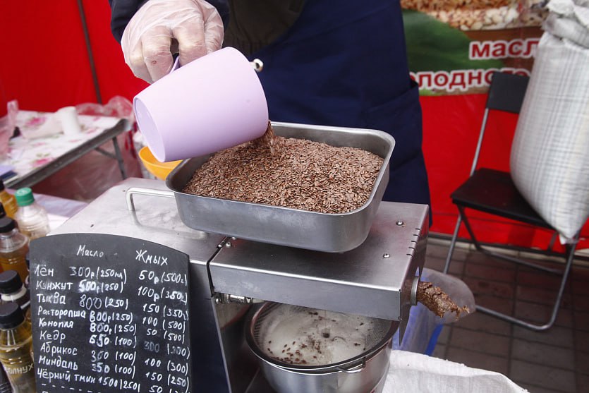 Новосибирцы выстроились в очереди за колбасами и сырами у ДК Горького  Колбасу, грибы, масло и сладости от местных производителей смогли купить новосибирцы на всероссийской универсальной ярмарке. Торговые палатки у ДК Горького развернули более 20 предпринимателей. Покупателей встречали песнями и хороводами.  Выбор на прилавках большой, цены привлекательные, а потому уже в полдень тут многолюдно.  «Достаточно удачный формат. Мы приглашаем всех товаропроизводителей участвовать в официальном формате мероприятий, реализовать свою продукцию»,  — подчеркнул начальник департамента инвестиций, потребительского рынка, инноваций и предпринимательства мэрии Новосибирска Александр Морозов.  Ярмарка у ДК Горького будет работать до 10 октября.  Подробности — в сюжете «Новосибирских новостей»