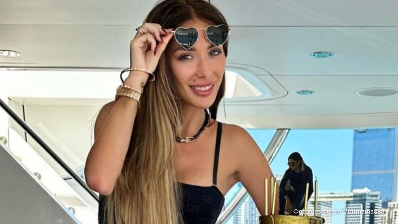 Криптоблогер Валерия Федякина Битмама останется в СИЗО до вступления приговора в законную силу Мосгорсуд отклонил апелляционную жалобу на меру пресечения Федякиной которая родила дочь в больнице при СИЗО Печатники до вступления приговора в законную силу Об этом сообщает корреспондент РЕН ТВ из зала суда Она очень долго находится под стражей с сентября 2023 года Содержится в условиях СИЗО вместе с новорожденной девочкой которой уже больше двух лет Поэтому у нас есть ходатайство об изменении меры пресечения на домашний арест Федякиной до решения апелляционной жалобы на приговор заявил адвокат Защитница также была готова предоставить свое жилье на время домашнего ареста и обеспечить возможность работы в условиях домашнего ареста с соблюдением всех ограничений которые установлены судом  В 2025 году Пресненский суд Москвы признал криптоблогера Валерию Федякину виновной в мошенничестве в размере 2 2 млрд рублей и назначил ей наказание в виде 7 лет лишения свободы в колонии общего режима Следствие установило что Федякина организовала финансовую пирамиду заработав на ней миллионы долларов По данным обвинения она выводила средства за рубеж обходя валютный контроль получала наличные конвертировала их в криптовалюту и переправляла через криптокошельки в Объединенные Арабские Эмираты Сама Федякина в последние годы проживала попеременно в России и ОАЭ РЕН ТВ ждет вас в MAX