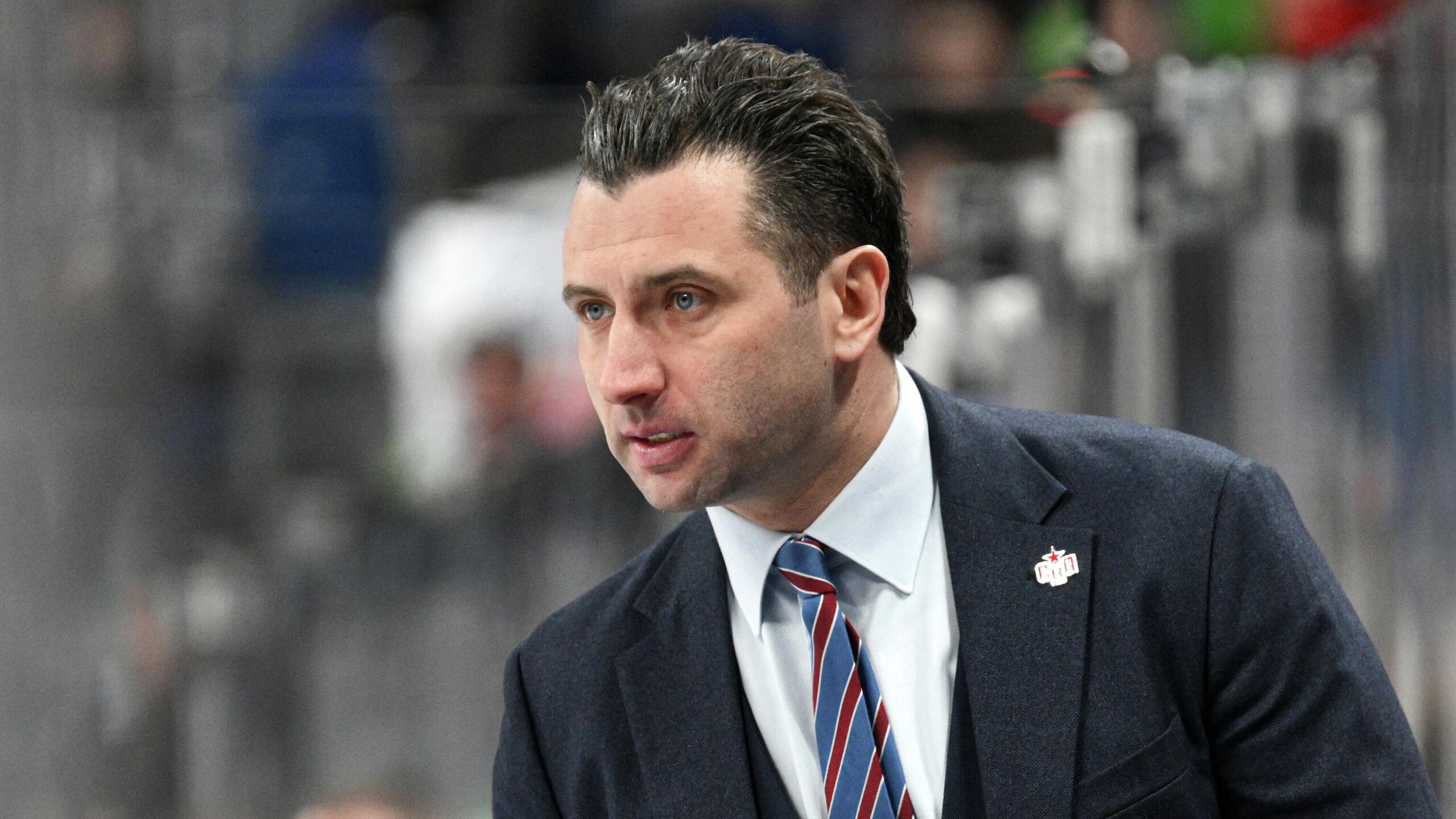 Федерация хоккея России ФХР в своем Telegram канале назвала состав сборной Россия 25 на Кубок Первого канала Турнир пройдет в Новосибирске с 11 по 14 декабря Сборная России сыграет с командами Белоруссии и Казахстана В состав команды вошли представители 15 клубов Континентальной хоккейной лиги КХЛ Состав выглядит следующим образом вратари Владимир Галкин Автомобилист Максим Моторыгин Динамо Москва Александр Самойлов Северсталь Илья Самсонов Сочи защитники Ярослав Бусыгин Дмитрий Юдин оба Автомобилист Илья Карпухин Никита Лямкин оба Ак Барс Тимур Ахияров Сибирь Григорий Дронов Трактор Александр Елесин Локомотив Богдан Конюшков Торпедо Даниил Пыленков Динамо Москва Дамир Шарипзянов Авангард