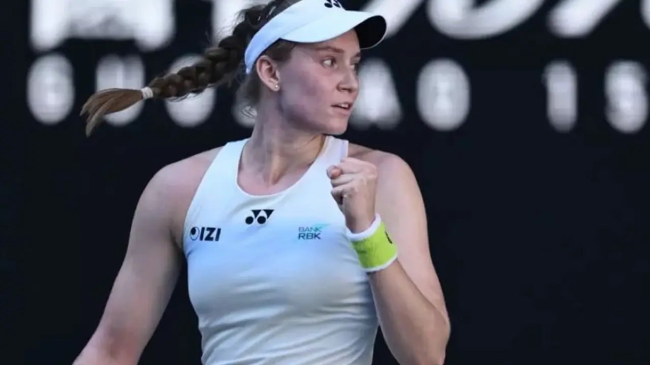 Елена Рыбакина обыграла вторую ракетку мира и вышла в полуфинал Australian Open Казахстанская теннисистка Елена Рыбакина вышла в полуфинал Australian Open Это будет четвёртый полуфинал Рыбакиной в турнирах Большого шлема за всю карьеру В 1 4 финала она одержала победу над второй ракеткой мира Игой Швёнтек из Польши Матч длился 1 час 35 минут и завершился со счётом 7 5 6 1 Рыбакина выполнила 10 подач навылет допустила три двойных ошибки и реализовала четыре брейк пойнта из семи   В полуфинале Открытого чемпионата Австралии Елена сыграет с победительницей матча двух представительниц США Джессика Пегула 6 WTA Аманда Анисимова 4 WTA Пока за все матчи на Australian Open 2026 Елена Рыбакина не проиграла ни одного сета соперницам Также успешно складывается Australian Open для казахстанского юниора Зангара Нурланулы Он вышел в четвертьфинал турнира обыграв в 1 8 финала российского теннисиста Савву Рыбкина 6 1 6 4 НовостиКазахстана AustralianOpen Рыбакина Telegram Instagram TikTok Aitu