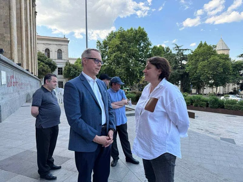Оппозиция анонсировала митинг в Тбилиси Протестная акция «Вставай, Грузия» состоится перед парламентом в 20:00. Ранее ряд оппозиционных политиков, среди которых одна из лидеров «Коалиции за перемены» Элене Хоштария и бывший член партии «Грузинская мечта» в 2012–2019 годах Гедеван Попхадзе, объявили голодовку. Проверить голодающих у Парламента прибыл целый посол Германии Петер Фишер. В свою очередь председатель Парламента Грузии Шалва Папуашвили заявил, что «тот, кто приходит к голодающим, и не советует тем, прекратить наносить вред собственному здоровью, является пособником самоубийства».