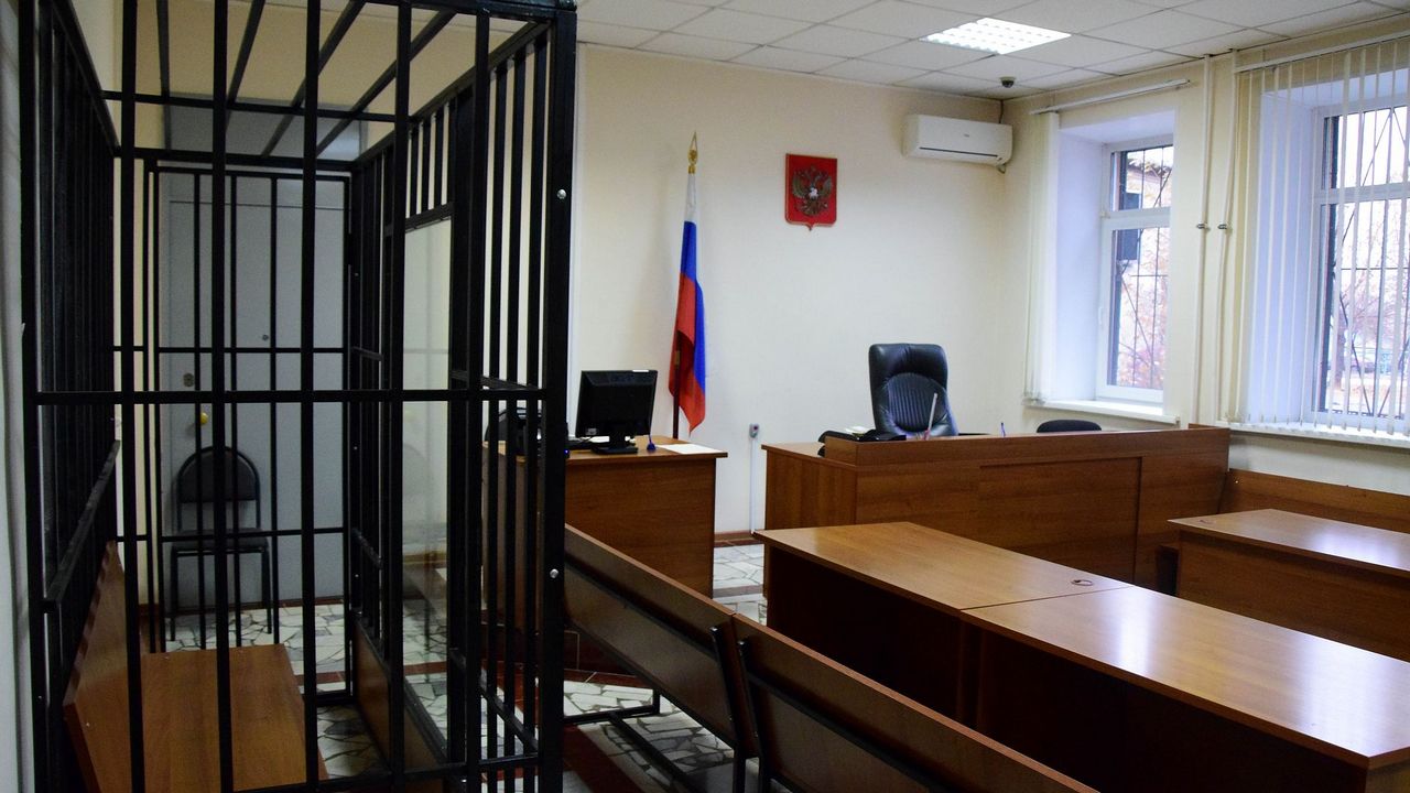‍  Жителя Челябинской области арестовали за шум в квартире по ночам  В Кыштыме лишили свободы мужчину за неоднократное нарушение закона о тишине. Местного жителя два десятка раз штрафовали за шум, но расставаться с деньгами он упрямо не желал и продолжал беспокоить соседей.  Когда сумма достигла 72 тысяч рублей, приставы решили нанести визит должнику. Он в очередной раз находился в "шумном" состоянии.  "Дверь не открыл, притих и затаился в своей квартире. Судебные приставы по ОУПДС, знакомые с такого рода контингентом, резонно рассудили, что через час-два спиртное у мужчины закончится, и он обязательно отправится за добавкой в алкомаркет, находящийся в соседнем доме. Так оно и произошло", - рассказали в пресс-службе ГУ ФССП России по Челябинской области.  Вместо "продолжения банкета" мужчину доставили в отделение. Суд в этот раз не назначил новый штраф, а отправил злостного нарушителя спокойствия на пять суток в спецприемник.    Вести Южный Урал   Челябинск