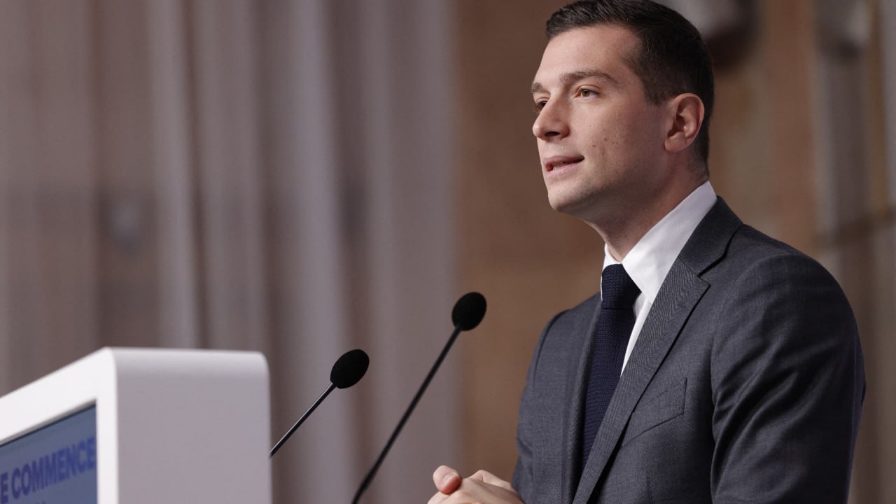 Во Франции призвали к созданию союза правых сил выступающих против политики Макрона Я хочу протянуть руку сиротам правых сил правым политикам которые не растворились в макронизме заявил лидер французского Национального объединения Жордан Барделла телеканалу BFMTV Интервью состоялось в преддверии голосования по доверию правительству Франсуа Байру которое пройдёт 8 сентября в Национальном собрании Франции Депутаты от Национального объединения собираются проголосовать за отставку правительства Байру Выборный
