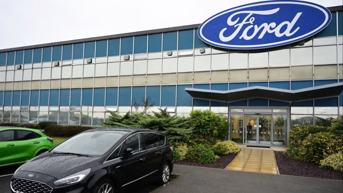 Ford Сократил Производство из за Дефицита Алюминия После пожара на американском алюминиевом заводе обеспечивающем 40 поставок сырья для американских автопроизводителей компания Ford временно приостановила выпуск автомобилей Возобновление работы предприятия ожидается не ранее начала следующего года investing investing