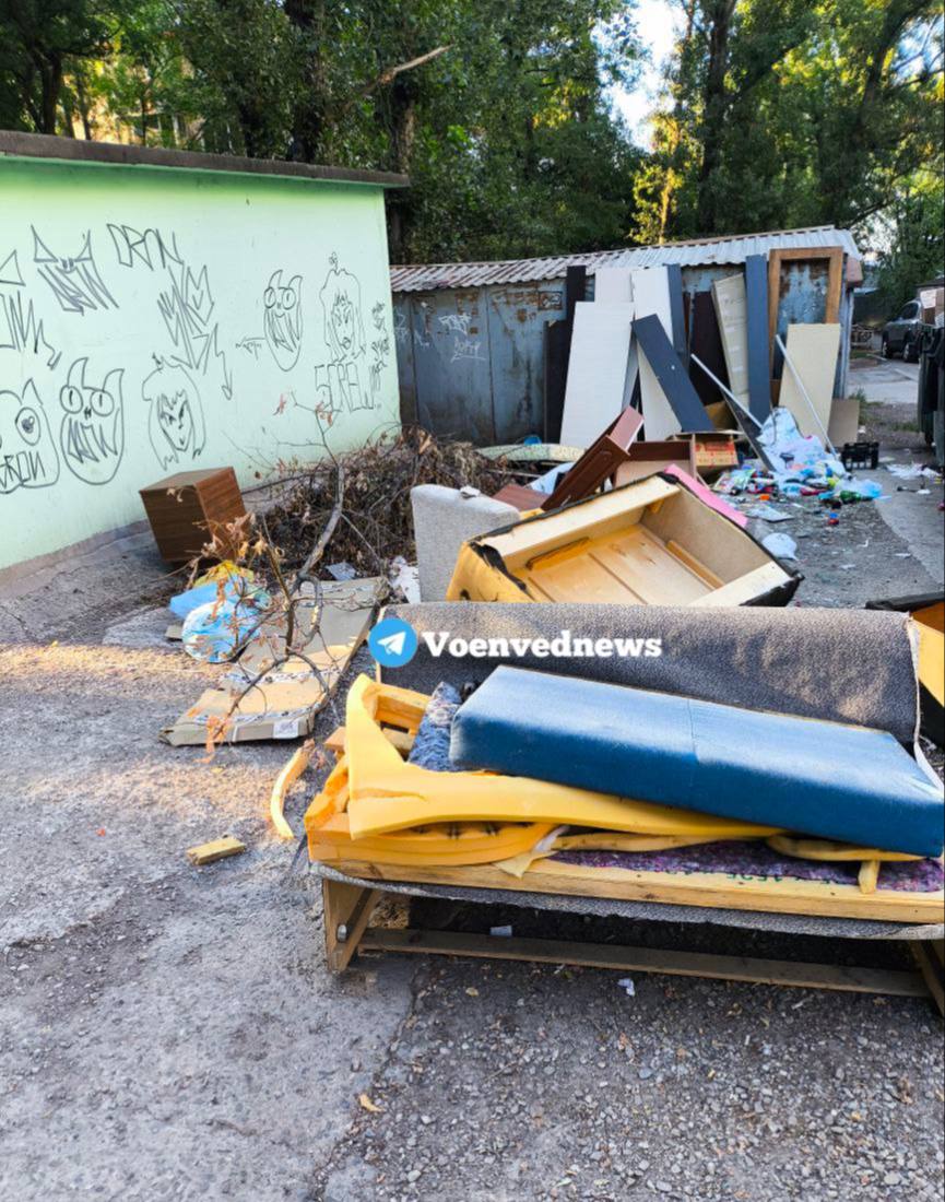 Площадка для сбора ТКО и КТО в районе домов 145/1 и 147 по ул.Таганрогской постоянно не убрана. Из баков забирают регулярно, зато возле баков постоянно собирается мебель, строительный мусор, унитазы и растительный мусор-это ветки и листва. Рабочие, после погрузки мусора с баков, подметают, но формально. Мебель вывозят, но редко, а по правилам КТО должны вывозить по мере накопления, но не реже одного раза за 7 дней. А с растительным мусором, т.е. с ветками , вопрос вообще не решается. Администрация Октябрьского района не принимает меры с вывозом КТО и растительного мусора, хотя мэр города обязал руководителей районов содержать в постоянной чистоте мусорные площадки