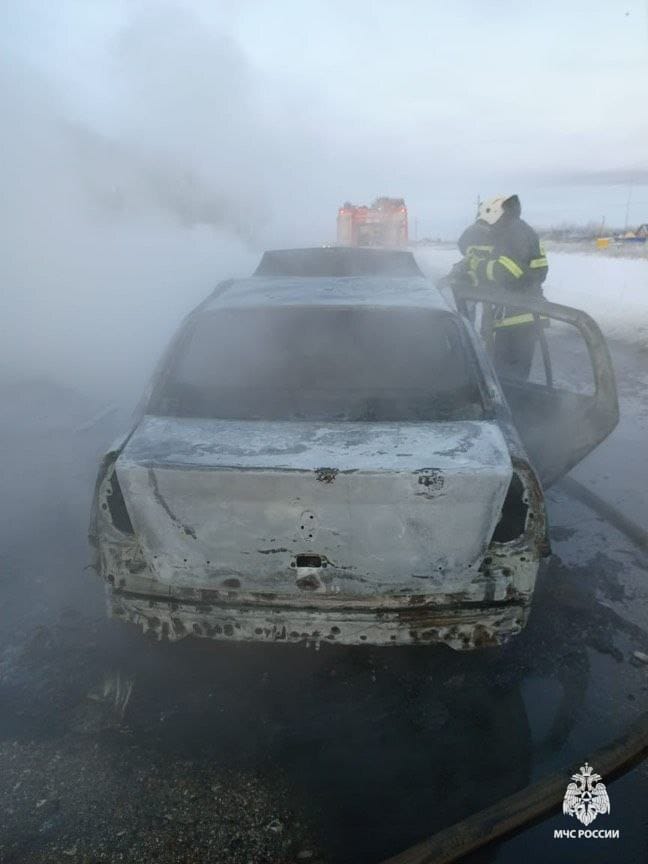 Машина загорелась во время движения по трассе Р-240 под Стерлитамаком.  Возгорание произошло в моторном отсеке «Рено Симбол». Пожарные потушили горение. К счастью, никто не пострадал.   МЧС рекомендует:    При первых признаках запаха гари в салоне остановись на обочине, выйди из салона и примени огнетушитель. Попроси о помощи проезжающих водителей.  Лучше иметь в машине 5-литровый углекислотный или порошковый огнетушитель.    Подпишись на «Короче, Стерлитамак»