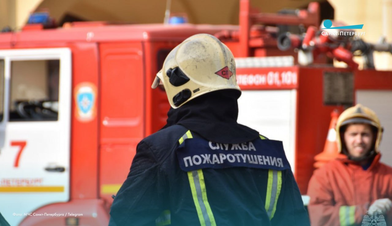 В Кудрово на пересечении улиц Австрийской и Центральной произошел пожар в здании шашлычной Как сообщили в пресс службе регионального управления МЧС огонь охватил 160 квадратных метров здания по адресу улица Центральная дом 35 Спасатели оперативно вывели из помещений шесть сотрудников кафе В ведомстве добавили что в результате инцидента никто не пострадал Наши новости в Телеграм VК ОK MAX