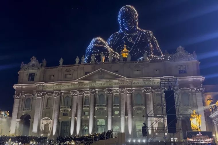 National Catholic Register В субботу вечером 13 сентября площадь Святого Петра стала ареной беспрецедентного зрелища десятки тысяч людей собрались на благотворительном концерте Grace for the World Мероприятие началось с захватывающего дух символизма более 3000 дронов осветили ночное небо над базиликой Это зрелище впервые проведённое в Ватикане вызвало благоговейное молчание после чего толпа разразилась аплодисментами Да папежники просто издеваются над Польшей Европой и НАТО Только только 20 фанерных дронов нагло вторглись на беззащитную польскую землю все в трауре А этот Святой престол что он себе позволяет с 3000 дронов
