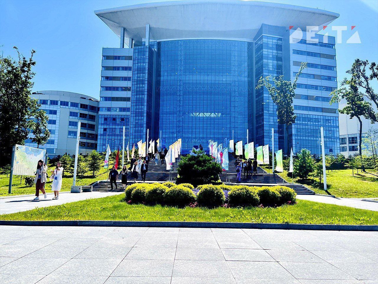 ДВФУ откажется от бакалавриата в рамках образовательной реформы Президент Владимир Путин подписал указ закрепляющий отказ от Болонской системы в российском высшем образовании Дальневосточный федеральный университет вошёл в число 11 вузов которые присоединятся к пилотному проекту реформы в 2026 году Эксперимент по переходу на новую систему продлён до 2030 года Вместо бакалавриата и специалитета вводится базовое высшее образование со сроком обучения от 4 до 6 лет Вторая ступень специализированное образование магистратура ординатура которое займёт от 1 до 3 лет Третьим этапом останется аспирантура для подготовки научных кадров Помимо ДВФУ в список участников вошли МГТУ имени Баумана МФТИ Уральский федеральный университет и другие ведущие учебные заведения страны Реформа направлена на подготовку кадров по обновлённым стандартам адаптированным под современные нужды экономики Deitaru