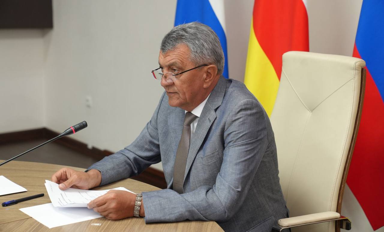 Сергей Меняйло провел еженедельное аппаратное совещание На повестке актуальные вопросы жизнедеятельности республики оперативная обстановка работа жилищно коммунального комплекса социальный блок бюджетное планирование В начале совещания Сергей Меняйло обратился к руководству МВД по Северной Осетии с просьбой продолжать контролировать ситуацию и своевременно реагирование на любые происшествия которые могут спровоцировать межнациональные конфликты Речь об этом зашла в связи с инцидентами произошедшими прошлой ночью в селении Чермен Подробнее читайте на нашем сайте alaniagov севернаяосетия алания главарсоа
