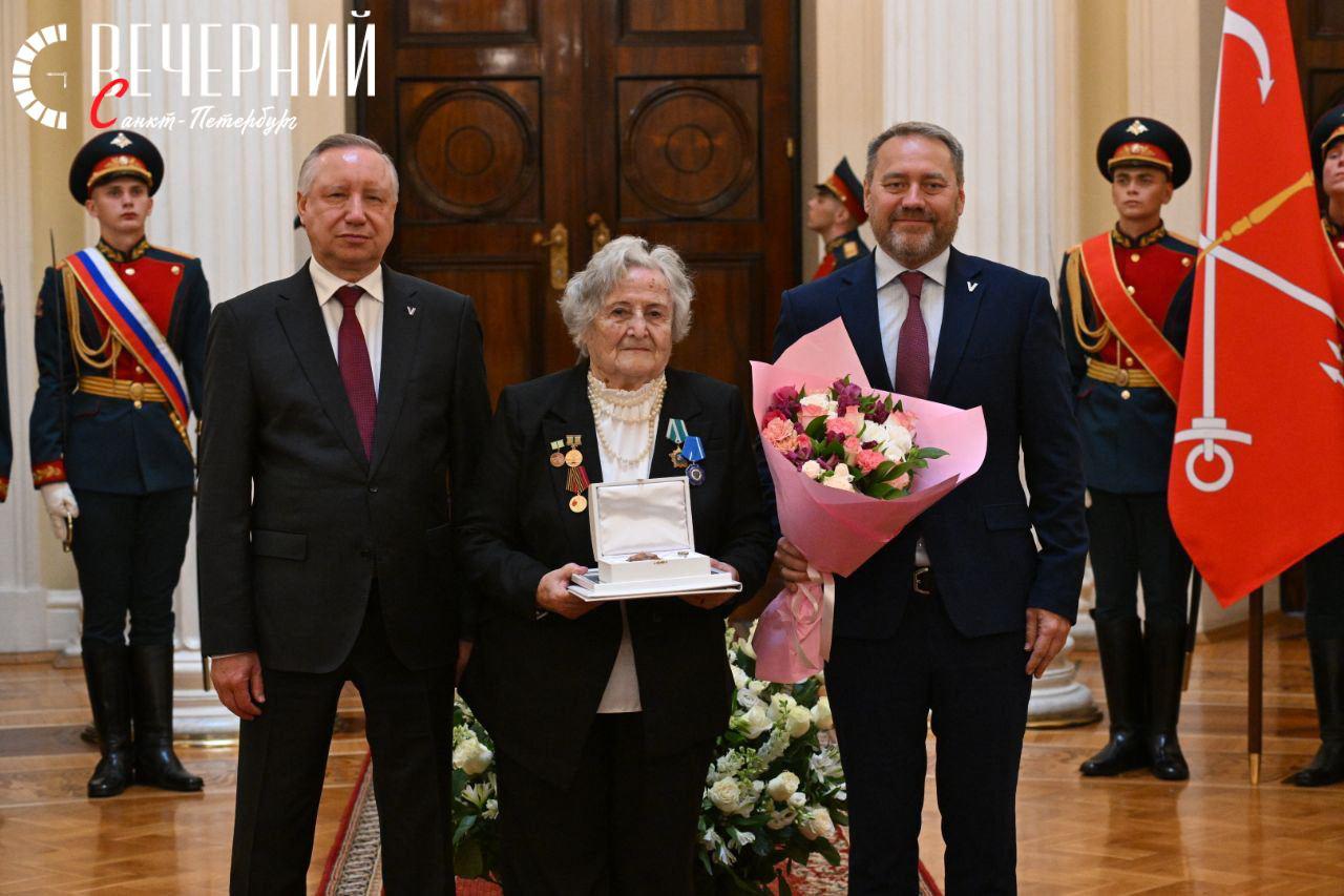 Почётным гражданам Петербурга вручили знаки отличия В Мариинском дворце прошла торжественная церемония, на которой губернатор Александр Беглов и председатель ЗакСа Александр Бельский вручили знаки отличия новым почётным гражданам города. В этом году звание получили Елена Тихомирова, Зиновий Меркин и Василий Волобуев — ветераны и общественные деятели, посвятившие жизнь Петербургу и памяти блокады. Знак отличия содержит осколок гранита с камней Петропавловской крепости — символ родной земли и города. Фото: Александр Гальперин Вечерний Санкт-Петербург