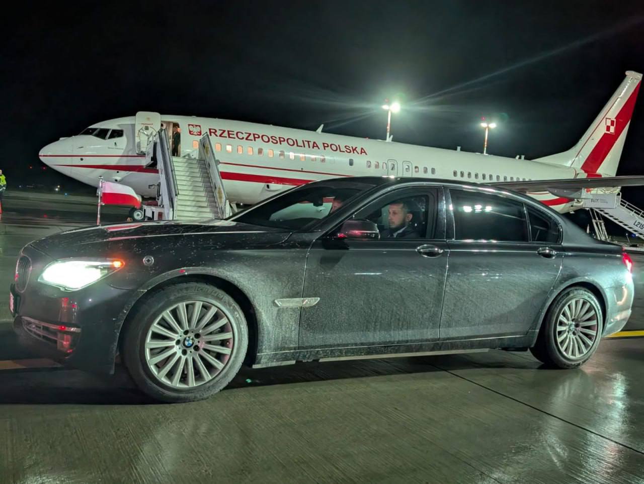 Президенту Польши в ходе его государственного визита в Латвию предоставили грязный автомобиль Разразился скандал и польские власти назвали это позором В ответ Латвия заявила что просто шел дождь а в аэропорту нет автомойки