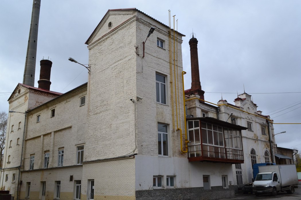 В Екатеринбурге снова выставили на продажу здание производственного корпуса «Медопивоваренного завода Гребенькова и Холкина» на Розы Люксембург, 62. Кадастровая стоимость здания, общая площадь которого 3,34 тыс кв м, составляет 32,9 млн рублей. Согласно федеральному законодательству о приватизации имущества, начальная цена продажи установлена в размере 1 рубля, что является обязательным условием для памятников истории, находящихся в неудовлетворительном состоянии. Для участия в торгах необходимо внести задаток в размере 6,5 млн рублей, что составляет 20% от кадастровой стоимости объекта. Шаг аукциона определен в размере 329,7 тыс рублей. Победитель торгов получит право аренды земельного участка под зданием за символическую плату в один рубль, при этом разрешенным видом использования остается «предприятия пищевой промышленности». Новый владелец будет обязан отреставрировать здание до 31 марта 2029 года. Фото: портал открытых данных Министерства культуры РФ «Уральский меридиан»