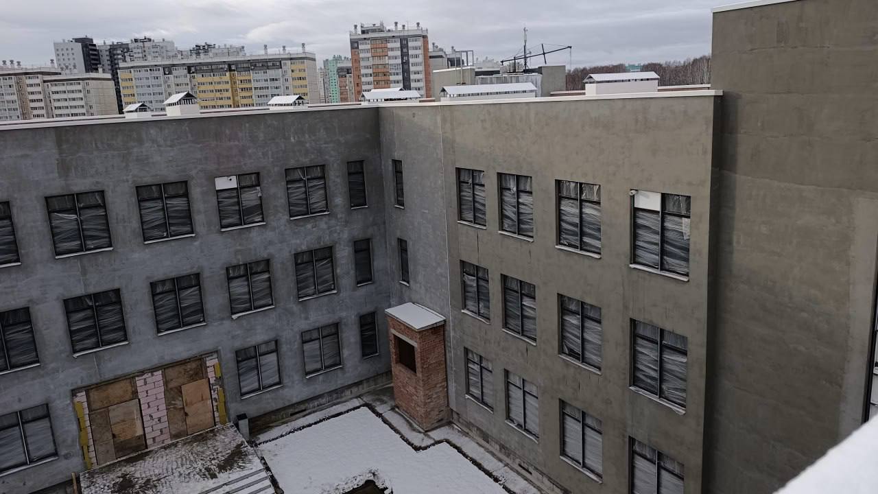Школу на 1100 мест в Парковом подготовили к внутренней отделке Готовность стен превышает 95 кровли почти 100 окна установлены более чем на 90 Канализация электричество и теплоснабжение смонтированы внутри уже работает вентиляция сообщили в пресс службе мэрии Челябинска Следующий этап внутренняя отделка помещений и благоустройство территории Срок завершения работ по контракту декабрь этого года