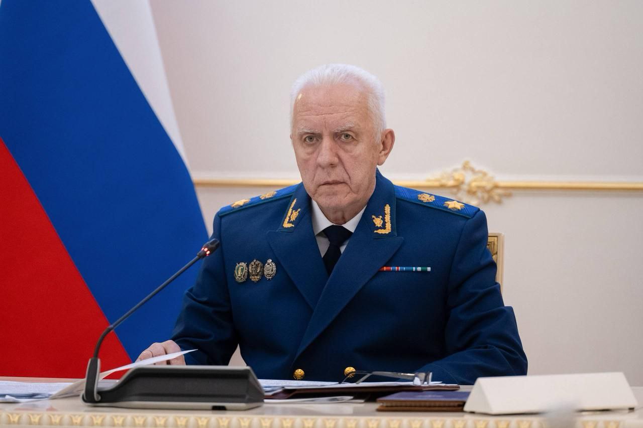 Генпрокурор РФ поручил активизировать усилия по поиску нелегальных активов На заседании коллегии Александр Гуцан обратил внимание на формальный подход к проверкам имущественного положения подозреваемых и обвиняемых  В Генпрокуратуре упомянули в частности оформление недвижимости и дорогостоящего транспорта на подконтрольных лиц а также перевод денег на зарубежные счета Прокурорам поручено активизировать усилия по поиску нелегальных активов в том числе у бывших супругов родственников и иных близких владеющих ими формально Генпрокуратура РФ Подпишитесь на Ведомости