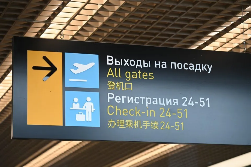 Мошенники начали предлагать россиянам авиабилеты по спецтарифу Мошенники начали выдавать себя за представителей авиакомпаний и РЖД Теперь они отправляют россиянам сообщения о билетах по спецтарифу и вкладывают в письма фишинговые ссылки на поддельные сайты Об этом сообщили в пресс службе платформы Мошеловка Мошенники рассылают письма от имени авиакомпаний и РЖД с предложением выкупить билеты по специальному тарифу или подтвердить бронь иначе места будут аннулированы рассказал источник В Мошеловке пояснили что мошенники нацелены на россиян планирующих отпуск на ближайшие месяцы особенно на семьи с детьми Пик продаж билетов на праздничные даты приходится на апрель поэтому именно в этом месяце данная схема наиболее актуальна Специалисты рекомендуют покупать билеты только на официальных сайтах перевозчиков либо через проверенные приложения   Подписаться на truekpru Читать нас в MAX