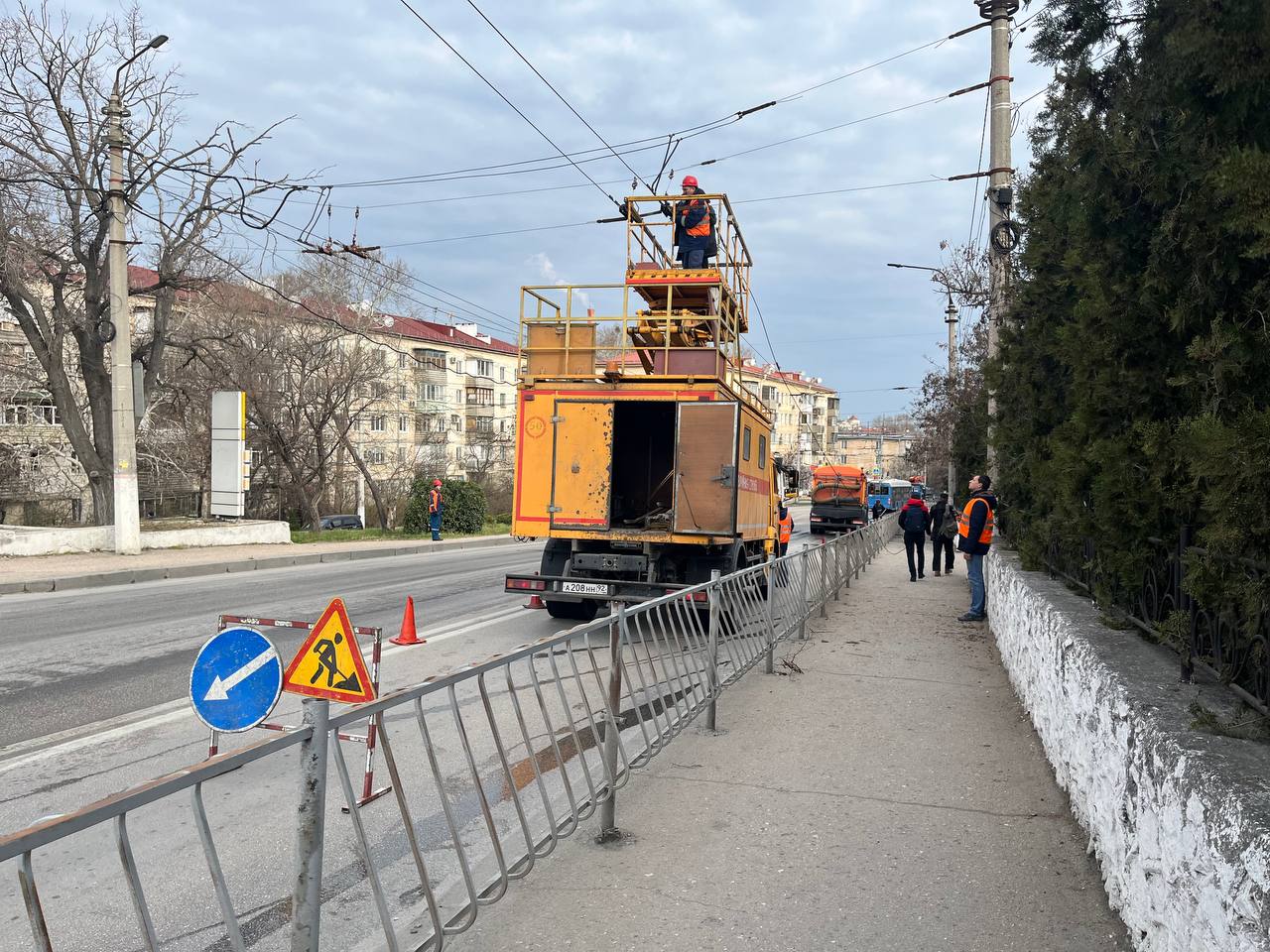 Лучше поздно, чем никогда   Загоревшийся рано утром в субботу в районе улицы О. Кошевого автобус № 105 пожарные потушили за полчаса.   Известно, что всё случилось около 6.40, водитель и пассажиры покинули салон самостоятельно, пострадавших и погибших нет.  Ни видео, разлетевшихся по сети, видно, что пламя достигало проводов. Участок электросети чинили около 9 утра.  Причины возгорания устанавливаются.  Подробнее ЗДЕСЬ.    ForPost