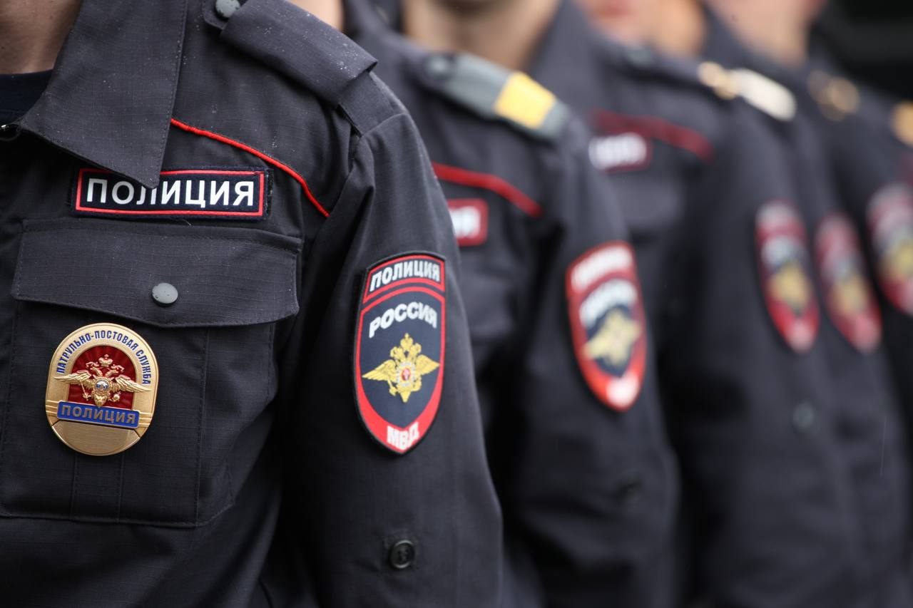 Краснодарской полицией задержан подозреваемый в мошенничестве В дежурную часть отдела полиции поселок Калинино Управления МВД России по городу Краснодару с сообщением о мошенничестве обратился местный житель. Стражи правопорядка выяснили, что для приобретения запчастей для своего транспортного средства потерпевший обратился в автосервис, расположенный на улице Московской. Договорившись с продавцом о поставке деталей, в качестве предварительной оплаты заказчик перевел 15 000 рублей. Впоследствии сотрудник организации неоднократно уведомлял клиента о якобы возникших проблемах с доставкой, но обещал решить вопрос в ближайшее время. Затем работник и вовсе перестал выходить на связь, так и не выполнив взятые на себя обязательства. ‼ В результате проведенных оперативно-розыскных мероприятий сотрудники уголовного розыска установили личность предполагаемого злоумышленника, которого задержали на одной из улиц краевой столицы. Им оказался ранее не судимый 25-летний уроженец Удмуртской Республики. В ходе следственных действий выяснилось, что подозреваемый оформлял фиктивные договоры в период своей работы в автомастерской, а затем уволился. Полученные обманным путем чужие деньги он потратил на личные нужды. На счету правонарушителя не менее двух аналогичных противоправных деяний, с общим ущербом в размере 35 000 рублей. Ему грозит максимальное наказание в виде лишения свободы на срок до пяти лет. Пресс-служба Управления МВД России по городу Краснодару