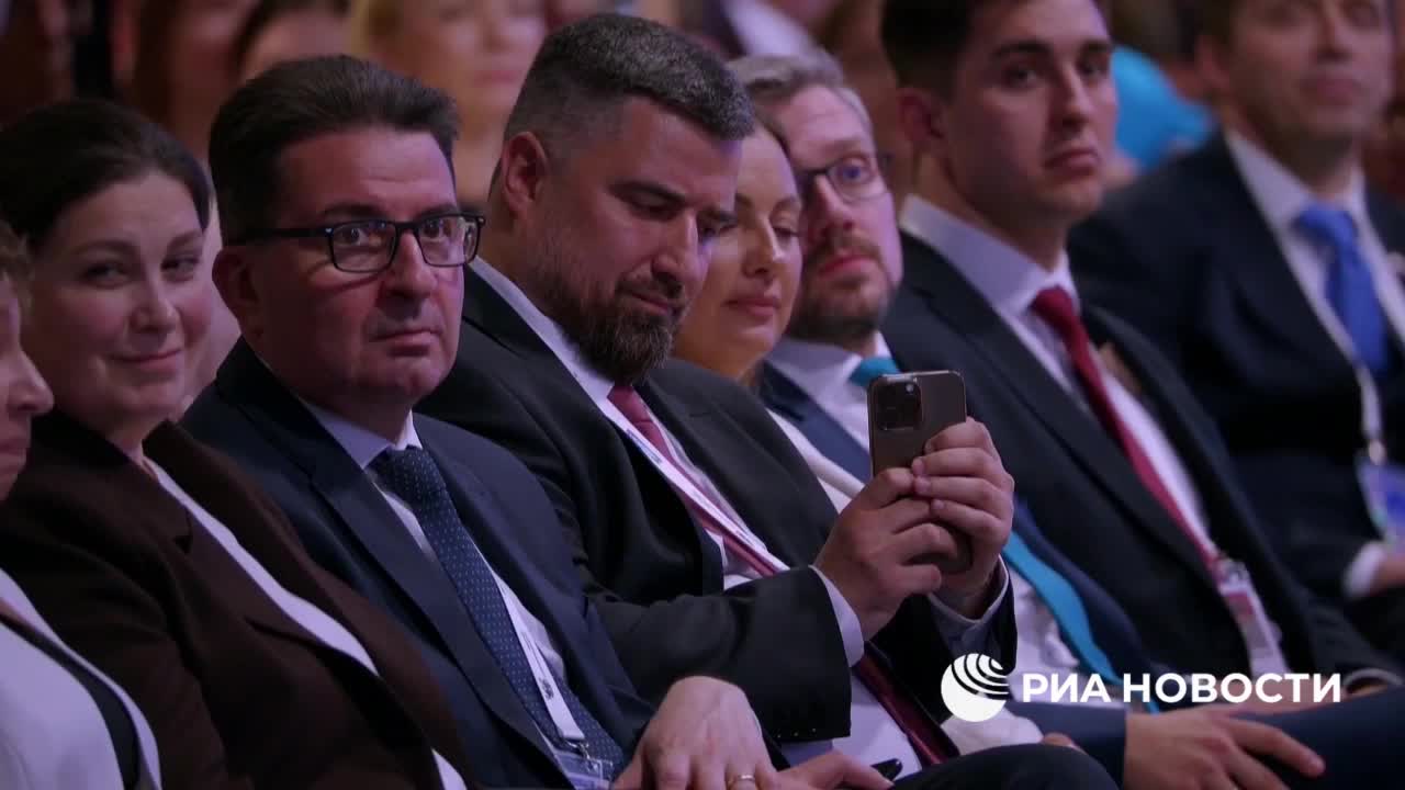Путин на форуме АСИ предложил сделать многодетные семьи модным трендом