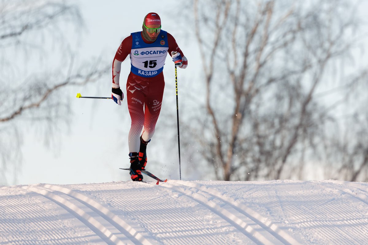 Большунов выиграл разделку на чемпионате России в Южно Сахалинске Лыжник Александр Большунов стал победителем гонки на 10 км с раздельным стартом классическим стилем на чемпионате России который стартовал в Южно Сахалинске Трехкратный олимпийский чемпион показал результат 23 минуты 59 9 секунды Второе место занял Сергей Ардашев отставание 14 4 секунды третьим стал Иван Горбунов 30 5 У женщин в разделке на 10 км победила Евгения Крупицкая 28 17 1 опередившая Алису Жамбалову 3 1 и Алину Пеклецову 5 8 Чемпионат России продлится до 8 марта В четверг состоятся мужской и женский скиатлоны на 20 км Global Look Press Подписаться на РБК Спорт