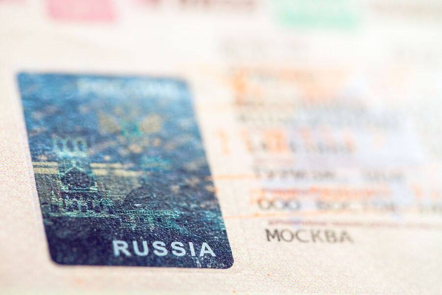 Электронные визы в Россию хотят сделать многократными. Министр экономического развития Максим Решетников заявил, что ведомство вместе с МИДом и Погранслужбой прорабатывает такой шаг: «Сейчас список стран с электронной визой насчитывает 64. В ближайшее время планируется продлить срок пребывания по электронной визе с 16 до 30 дней. В том числе есть запрос на многократное использование электронной визы. Это следующий шаг, который мы вместе с МИД, Пограничной службой проработаем и предложим» Сейчас Единая электронная виза в Россию работает следующим образом: только однократный въезд; действует 60 дней с момента оформления; пребывание в стране — до 16 суток; цели: туризм, бизнес, научные и культурные мероприятия; госпошлина — $52, для детей до 6 лет — $2. Что предлагают изменить: — срок действия визы — увеличить до 120 дней, — разрешённый срок пребывания — до 30 дней, — сделать визы многократными. Оформить электронную визу можно онлайн: Напомним, что не так давно миллионный иностранец получил электронную визу в Россию запущена 1 августа 2023 года .