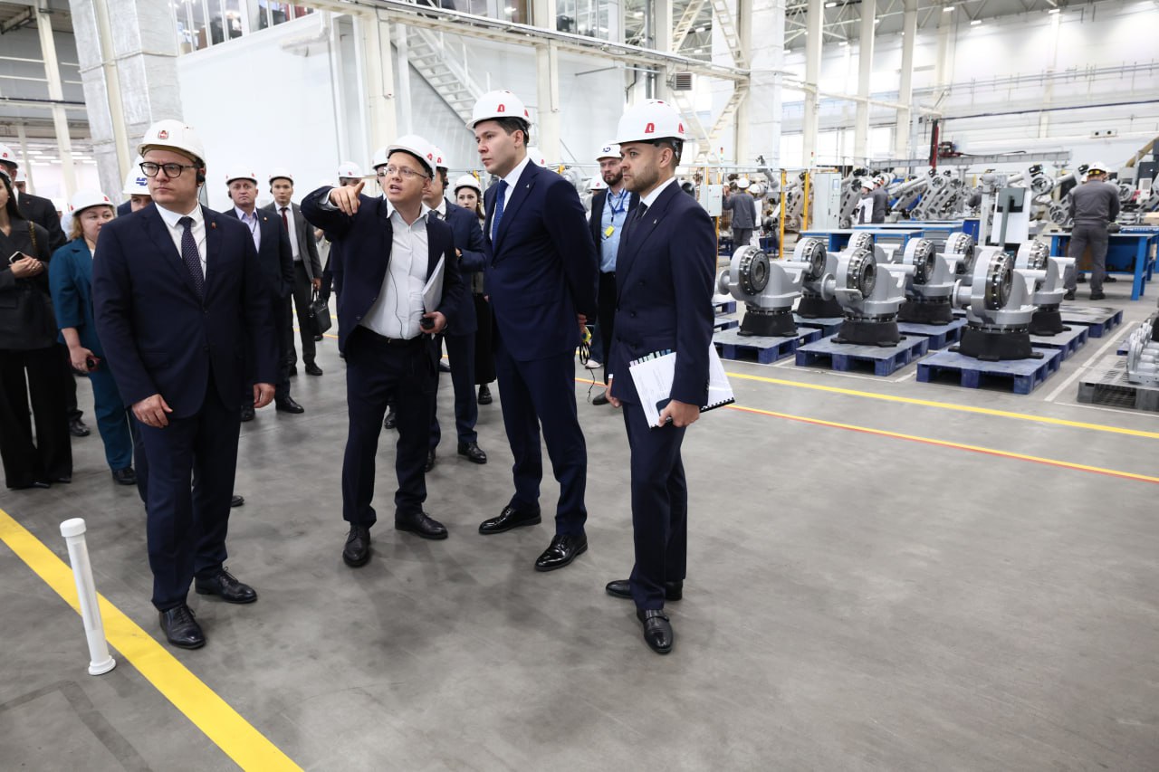 Глава федерального минпрома оценил производство роботов в Челябинске  Сегодня в Челябинской области работает министр промышленности и торговли Антон Алиханов. В начале своего визита глава минпрома провёл заседание наблюдательного совета Фонда развития промышленности.  В ходе него были обсуждены итоги работы ФРП за 7 месяцев. За это время было запущено финансирование 139 новых инвестиционных проектов, ещё по 123 работа продолжается. Объём выданных льготных кредитов составил почти 40 миллиардов рублей.  Далее вместе с губернатором Алексеем Текслером министр посетил челябинский завод роботов. Алиханов оценил текущие мощности предприятия, а также планы по их расширению.