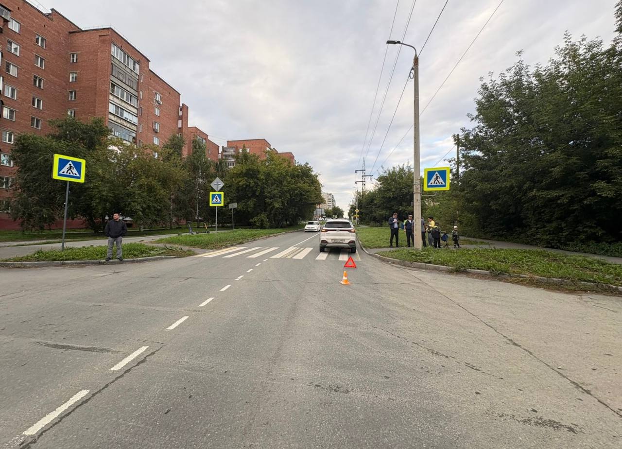 В Челябинске иномарка сбила 8 летнего ребенка который пересекал дорогу по зебре на механическом самокате Авария случилась накануне вечером около дома 26 по улице Полярной По предварительным данным 37 летний мужчина на Chery Tiggo наехал на мальчика который не спешился с самоката при пересечении дороги Ребенок получил травмы рассказали в госавтоинспекции Подписаться на канал ЕАН Челябинск