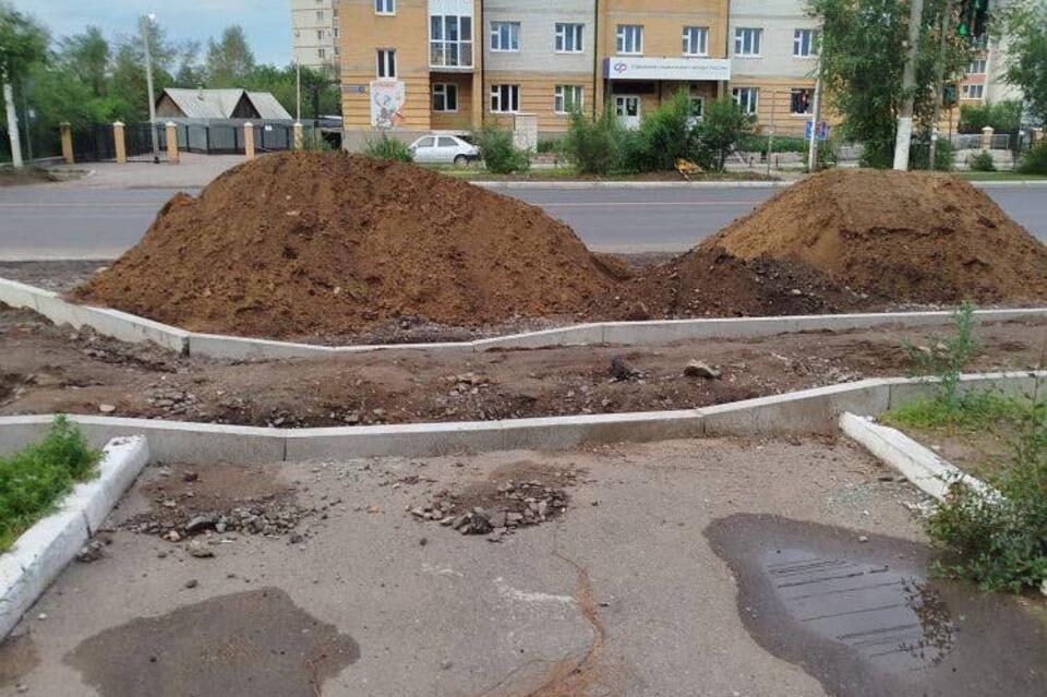 Жители Читы возмущены состоянием улицы Генерала Белика после начала ремонта  На участке улицы Генерала Белика, 12 в Чите жители столкнулись с хаосом вместо обещанного благоустройства. Как сообщают горожане, раньше здесь была удобная остановка, а теперь — кучи песка, разрушенные бордюры и никакой возможности подъехать маршрутке.  «Расширяют дорогу, а на деле всё разломали и бросили», — жалуется местная жительница.    В мэрии заявляют, что ремонт продлится до ноября 2025 года, и просят запастись терпением:  «Скоро улица будет радовать как пешеходов, так и автолюбителей», — прокомментировали в пресс-службе.    Пока же — вместо комфорта и удобства: грязь, неудобства и ожидание.  ZAB.RU